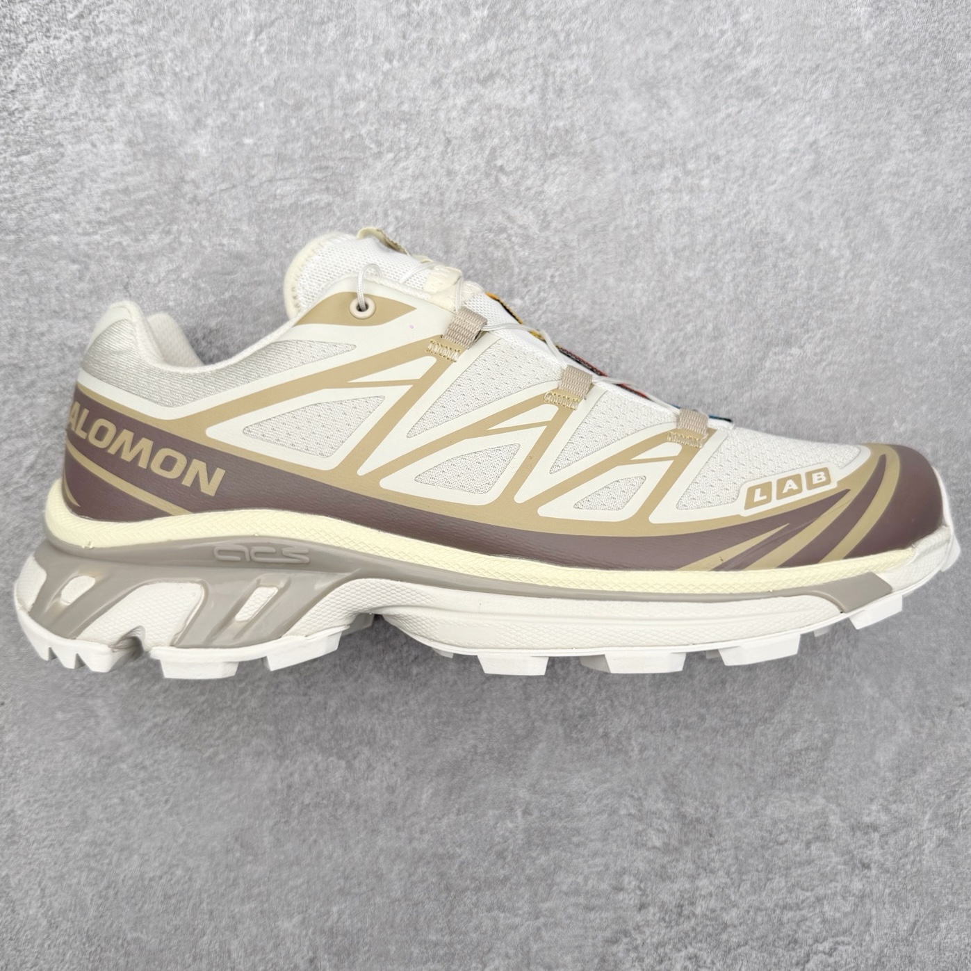 ＃绿X/GX Salomon XT-6 萨洛蒙复古潮流户外机能登山跑鞋 纯原外贸平台特供订单 耗时半年巨作 全套原纸板楦头开发 原厂特供网布配套加持 确保原汁原味 完美呈现版型 原档数据独家私模五层组合大底 男女鞋同步官方开发至46.5 原装Ortholite轻量化鞋垫 中底布带钢印编号 原厂TPU锁扣 进口港宝加持 后跟自然饱满 还原公司包裹性 鞋面以“锯齿”状的包裹系统呈现 在基色底之下加入了各种色点缀 将公司的最新技术和时尚前卫的造型融入耐用的长跑款式中 鞋面由 TPU 薄膜制成 并焊接在高耐磨网眼上 使其既时尚又坚固 由 ACS底盘支撑 可增强稳定性和支撑力 以及由橡胶凸耳 Contragrip外底覆盖的 EVA 缓冲中底 旨在应对崎岖的地形 鞋舌上的彩色Salomon 标签、Quicklace 系统以及鞋头、鞋舌和鞋跟上的附加品牌使细节更加完美 让穿着者可以轻松驾驭户外与通勤下的任何运动生活场景 无缝鞋身户外随意纵横 颜值与脚感兼备 出街通勤 绝对非常吸睛 你值得拥有 尺码：36 36.5 37.5 38 38.5 39 40 40.5 41 42 42.5 43 44 44.5 45 46 46.5 注意：偏小1码-选品中心