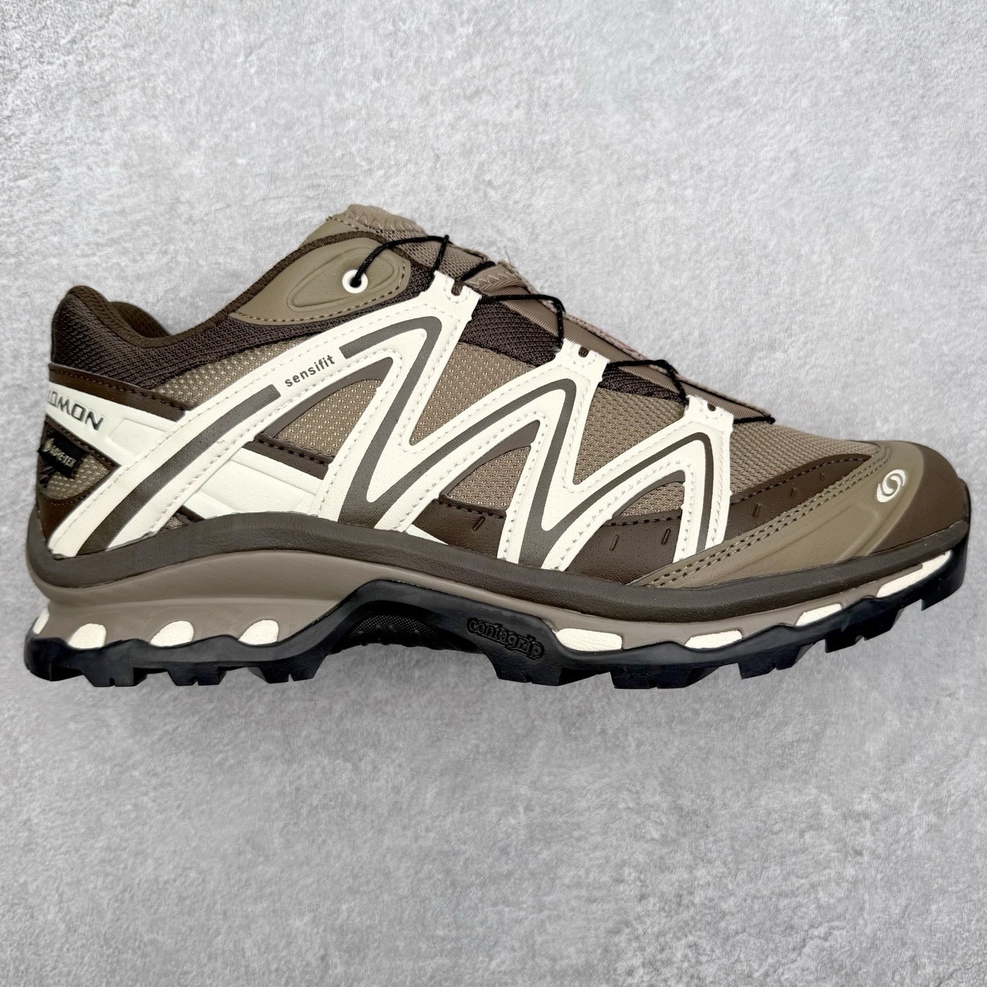 ＃绿X/GX Salomon XT-QUEST ADV 萨洛蒙潮流越野机能户外功能鞋 纯原外贸平台特供订单 耗时半年巨作 全套原纸板楦头开发 原厂特供网布配套加持 确保原汁原味 完美呈现版型 原档数据独家私模五层组合大底 男女鞋同步官方开发至46.5 原装Ortholite轻量化鞋垫 中底布带钢印编号 原厂TPU锁扣 进口港宝加持 后跟自然饱满 还原公司包裹性 基于 SALOMON 初代 XT 鞋身造型并搭载 4D ADVANCED CHASSIS™ 大底打造而成 为这款 XT-QUEST 带来了多项足部控制与保护等功能性 如在运动过程中控制左右晃动的过程而提高稳定性、改善长途越野过程中足中到足尖的过渡、提高感知岩石的精确度以抵抗尖锐物体对脚底的伤害以及采用动态缓冲来增强穿着舒适感 从而减轻疲劳感 使 XT-QUEST 成为一双舒适且安全的户外之履 尺码：36 36.5 37.5 38 38.5 39 40 40.5 41 42 42.5 43 44 44.5 45 46 46.5-选品中心