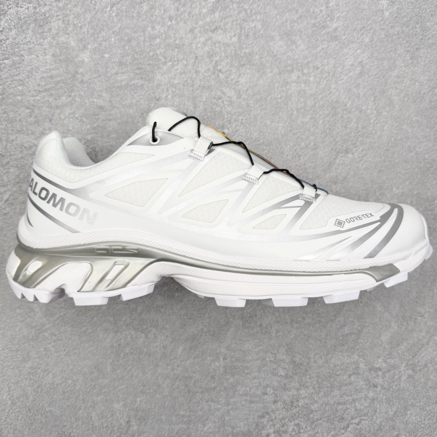 ＃绿X/GX Salomon XT-6 萨洛蒙复古潮流户外机能登山跑鞋 纯原外贸平台特供订单 耗时半年巨作 全套原纸板楦头开发 原厂特供网布配套加持 确保原汁原味 完美呈现版型 原档数据独家私模五层组合大底 男女鞋同步官方开发至46.5 原装Ortholite轻量化鞋垫 中底布带钢印编号 原厂TPU锁扣 进口港宝加持 后跟自然饱满 还原公司包裹性 鞋面以“锯齿”状的包裹系统呈现 在基色底之下加入了各种色点缀 将公司的最新技术和时尚前卫的造型融入耐用的长跑款式中 鞋面由 TPU 薄膜制成 并焊接在高耐磨网眼上 使其既时尚又坚固 由 ACS底盘支撑 可增强稳定性和支撑力 以及由橡胶凸耳 Contragrip外底覆盖的 EVA 缓冲中底 旨在应对崎岖的地形 鞋舌上的彩色Salomon 标签、Quicklace 系统以及鞋头、鞋舌和鞋跟上的附加品牌使细节更加完美 让穿着者可以轻松驾驭户外与通勤下的任何运动生活场景 无缝鞋身户外随意纵横 颜值与脚感兼备 出街通勤 绝对非常吸睛 你值得拥有 尺码：36 36.5 37.5 38 38.5 39 40 40.5 41 42 42.5 43 44 44.5 45 46 46.5 注意：偏小1码-选品中心