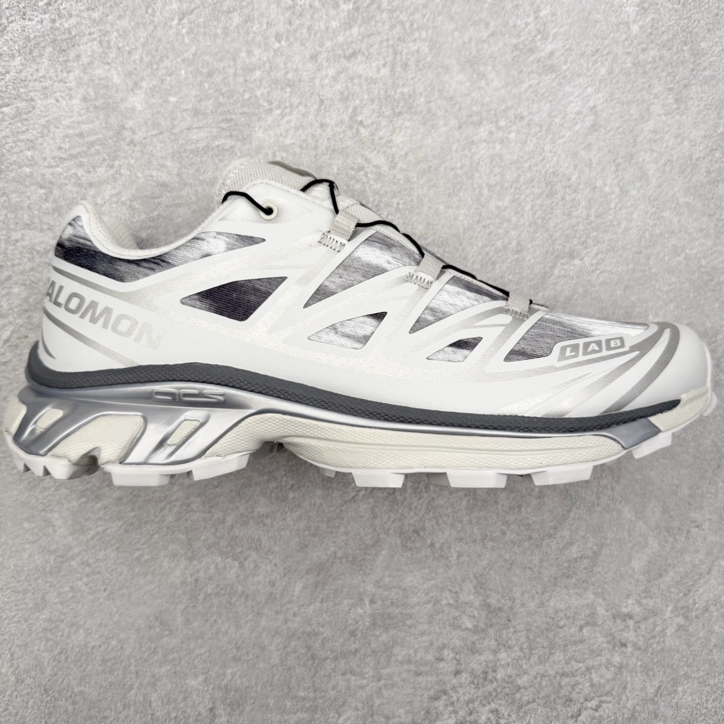 ＃绿X/GX Salomon XT-6 萨洛蒙复古潮流户外机能登山跑鞋 纯原外贸平台特供订单 耗时半年巨作 全套原纸板楦头开发 原厂特供网布配套加持 确保原汁原味 完美呈现版型 原档数据独家私模五层组合大底 男女鞋同步官方开发至46.5 原装Ortholite轻量化鞋垫 中底布带钢印编号 原厂TPU锁扣 进口港宝加持 后跟自然饱满 还原公司包裹性 鞋面以“锯齿”状的包裹系统呈现 在基色底之下加入了各种色点缀 将公司的最新技术和时尚前卫的造型融入耐用的长跑款式中 鞋面由 TPU 薄膜制成 并焊接在高耐磨网眼上 使其既时尚又坚固 由 ACS底盘支撑 可增强稳定性和支撑力 以及由橡胶凸耳 Contragrip外底覆盖的 EVA 缓冲中底 旨在应对崎岖的地形 鞋舌上的彩色Salomon 标签、Quicklace 系统以及鞋头、鞋舌和鞋跟上的附加品牌使细节更加完美 让穿着者可以轻松驾驭户外与通勤下的任何运动生活场景 无缝鞋身户外随意纵横 颜值与脚感兼备 出街通勤 绝对非常吸睛 你值得拥有 尺码：36 36.5 37.5 38 38.5 39 40 40.5 41 42 42.5 43 44 44.5 45 46 46.5 注意：偏小1码-选品中心