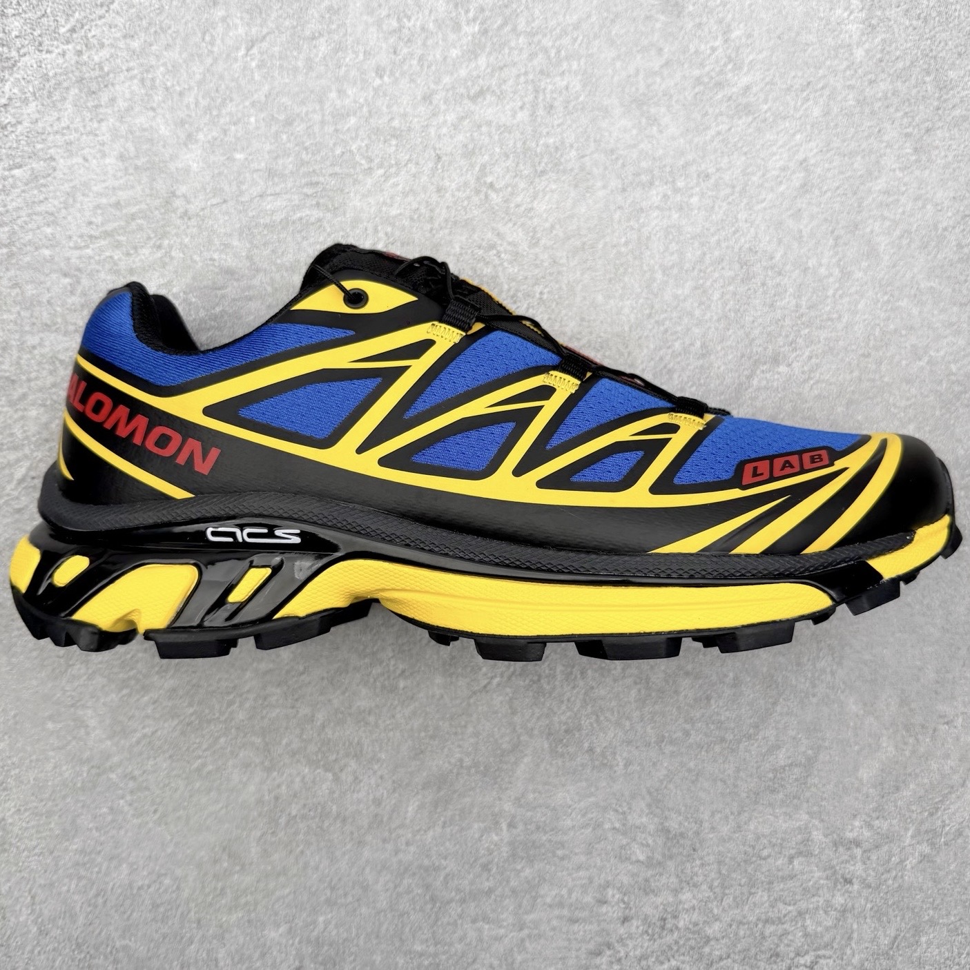 ＃绿X/GX Salomon XT-6 萨洛蒙复古潮流户外机能登山跑鞋 纯原外贸平台特供订单 耗时半年巨作 全套原纸板楦头开发 原厂特供网布配套加持 确保原汁原味 完美呈现版型 原档数据独家私模五层组合大底 男女鞋同步官方开发至46.5 原装Ortholite轻量化鞋垫 中底布带钢印编号 原厂TPU锁扣 进口港宝加持 后跟自然饱满 还原公司包裹性 鞋面以“锯齿”状的包裹系统呈现 在基色底之下加入了各种色点缀 将公司的最新技术和时尚前卫的造型融入耐用的长跑款式中 鞋面由 TPU 薄膜制成 并焊接在高耐磨网眼上 使其既时尚又坚固 由 ACS底盘支撑 可增强稳定性和支撑力 以及由橡胶凸耳 Contragrip外底覆盖的 EVA 缓冲中底 旨在应对崎岖的地形 鞋舌上的彩色Salomon 标签、Quicklace 系统以及鞋头、鞋舌和鞋跟上的附加品牌使细节更加完美 让穿着者可以轻松驾驭户外与通勤下的任何运动生活场景 无缝鞋身户外随意纵横 颜值与脚感兼备 出街通勤 绝对非常吸睛 你值得拥有 尺码：36 36.5 37.5 38 38.5 39 40 40.5 41 42 42.5 43 44 44.5 45 46 46.5 注意：偏小1码-选品中心