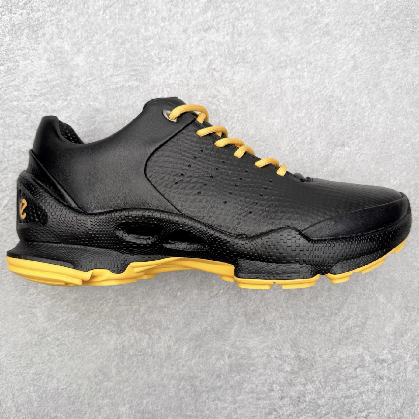 图片[5]-ECCo爱步 Biom C 时尚简约牛皮减震耐磨低帮休闲跑步鞋 ECCO以三大核心特征为依托：北欧设计风格、鞋履制作、积极的生活方式。北欧设计风格：北欧设计特点是独特、有格调、实用和简约，并且品质优良。鞋履制作：ECCO钟爱鞋履制作以及一切与鞋履制作相关的事物。积极的生活方式：ECCO的创始人希望制作出的鞋履无需磨合，即可完美贴合脚型，帮助人们享受行走的乐趣。ECCO的成功源自其产品质量和创新的技术水平，恪守“鞋遵循双足”的设计理念，将的舒适度和风格融为一体。ECCO跑遍全世界寻找创新的原料。从制革制鞋一体化的设置，源头上控制皮革质量，确保对人体无害。 尺码：38 39 40 41 42 43 44 （皮鞋码）-选品中心