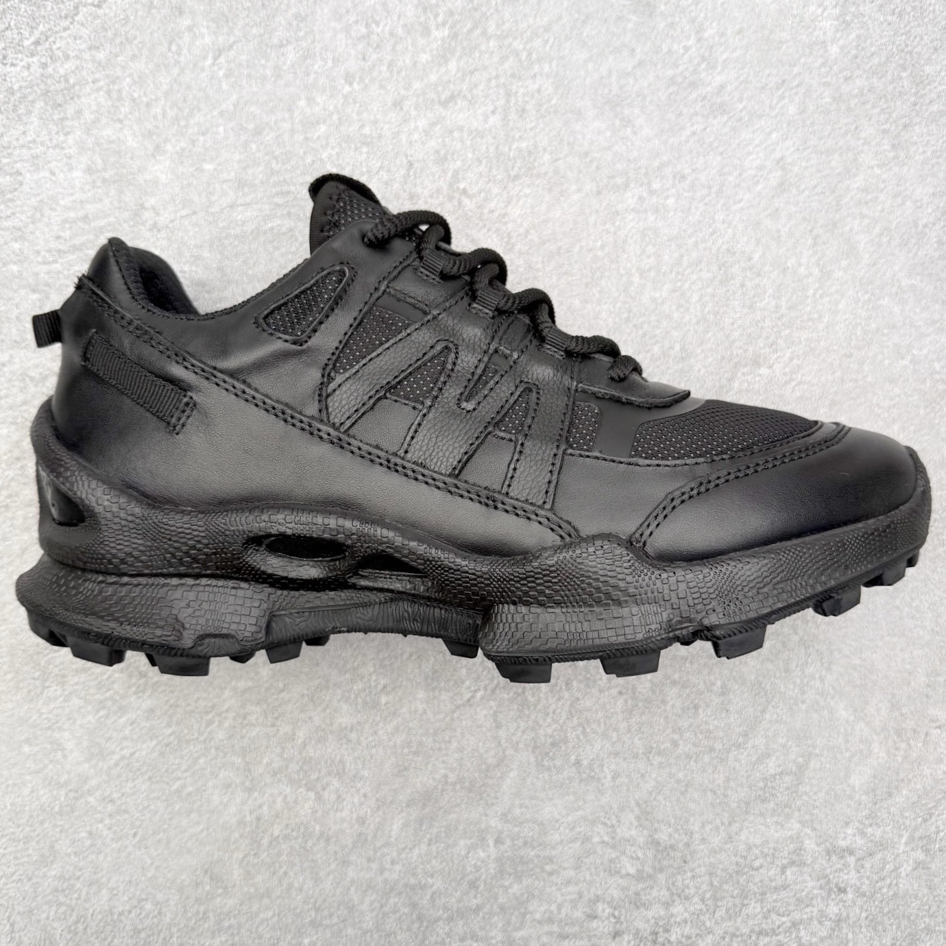 图片[2]-ECCo爱步 Biom C 时尚简约牛皮减震耐磨低帮休闲跑步鞋 ECCO以三大核心特征为依托：北欧设计风格、鞋履制作、积极的生活方式。北欧设计风格：北欧设计特点是独特、有格调、实用和简约，并且品质优良。鞋履制作：ECCO钟爱鞋履制作以及一切与鞋履制作相关的事物。积极的生活方式：ECCO的创始人希望制作出的鞋履无需磨合，即可完美贴合脚型，帮助人们享受行走的乐趣。ECCO的成功源自其产品质量和创新的技术水平，恪守“鞋遵循双足”的设计理念，将的舒适度和风格融为一体。ECCO跑遍全世界寻找创新的原料。从制革制鞋一体化的设置，源头上控制皮革质量，确保对人体无害。 尺码：38 39 40 41 42 43 44 （皮鞋码）-选品中心