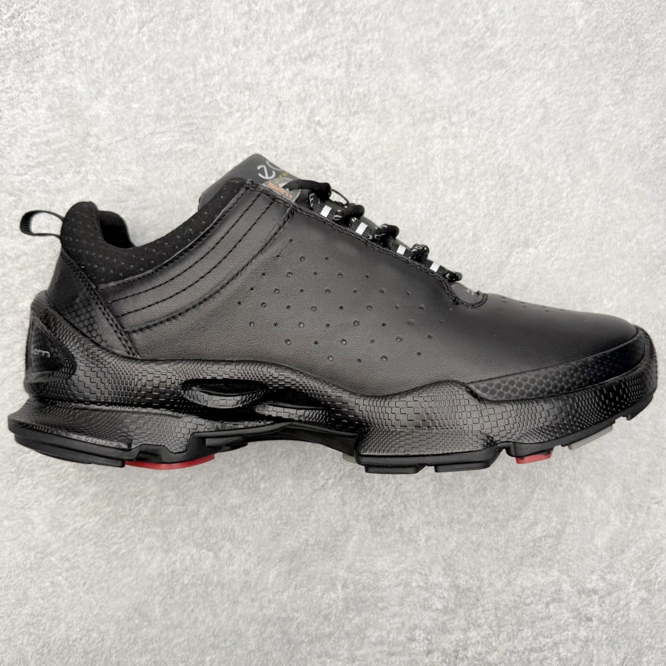 图片[6]-ECCo爱步 Biom C 时尚简约牛皮减震耐磨低帮休闲跑步鞋 ECCO以三大核心特征为依托：北欧设计风格、鞋履制作、积极的生活方式。北欧设计风格：北欧设计特点是独特、有格调、实用和简约，并且品质优良。鞋履制作：ECCO钟爱鞋履制作以及一切与鞋履制作相关的事物。积极的生活方式：ECCO的创始人希望制作出的鞋履无需磨合，即可完美贴合脚型，帮助人们享受行走的乐趣。ECCO的成功源自其产品质量和创新的技术水平，恪守“鞋遵循双足”的设计理念，将的舒适度和风格融为一体。ECCO跑遍全世界寻找创新的原料。从制革制鞋一体化的设置，源头上控制皮革质量，确保对人体无害。 尺码：38 39 40 41 42 43 44 （皮鞋码）-选品中心