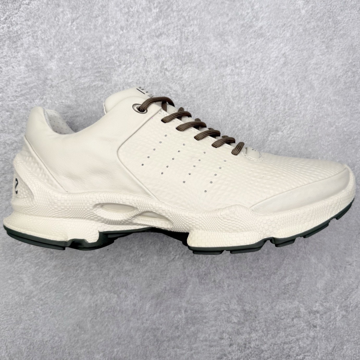 图片[3]-ECCo爱步 Biom C 时尚简约牛皮减震耐磨低帮休闲跑步鞋 ECCO以三大核心特征为依托：北欧设计风格、鞋履制作、积极的生活方式。北欧设计风格：北欧设计特点是独特、有格调、实用和简约，并且品质优良。鞋履制作：ECCO钟爱鞋履制作以及一切与鞋履制作相关的事物。积极的生活方式：ECCO的创始人希望制作出的鞋履无需磨合，即可完美贴合脚型，帮助人们享受行走的乐趣。ECCO的成功源自其产品质量和创新的技术水平，恪守“鞋遵循双足”的设计理念，将的舒适度和风格融为一体。ECCO跑遍全世界寻找创新的原料。从制革制鞋一体化的设置，源头上控制皮革质量，确保对人体无害。 尺码：38 39 40 41 42 43 44 （皮鞋码）-选品中心