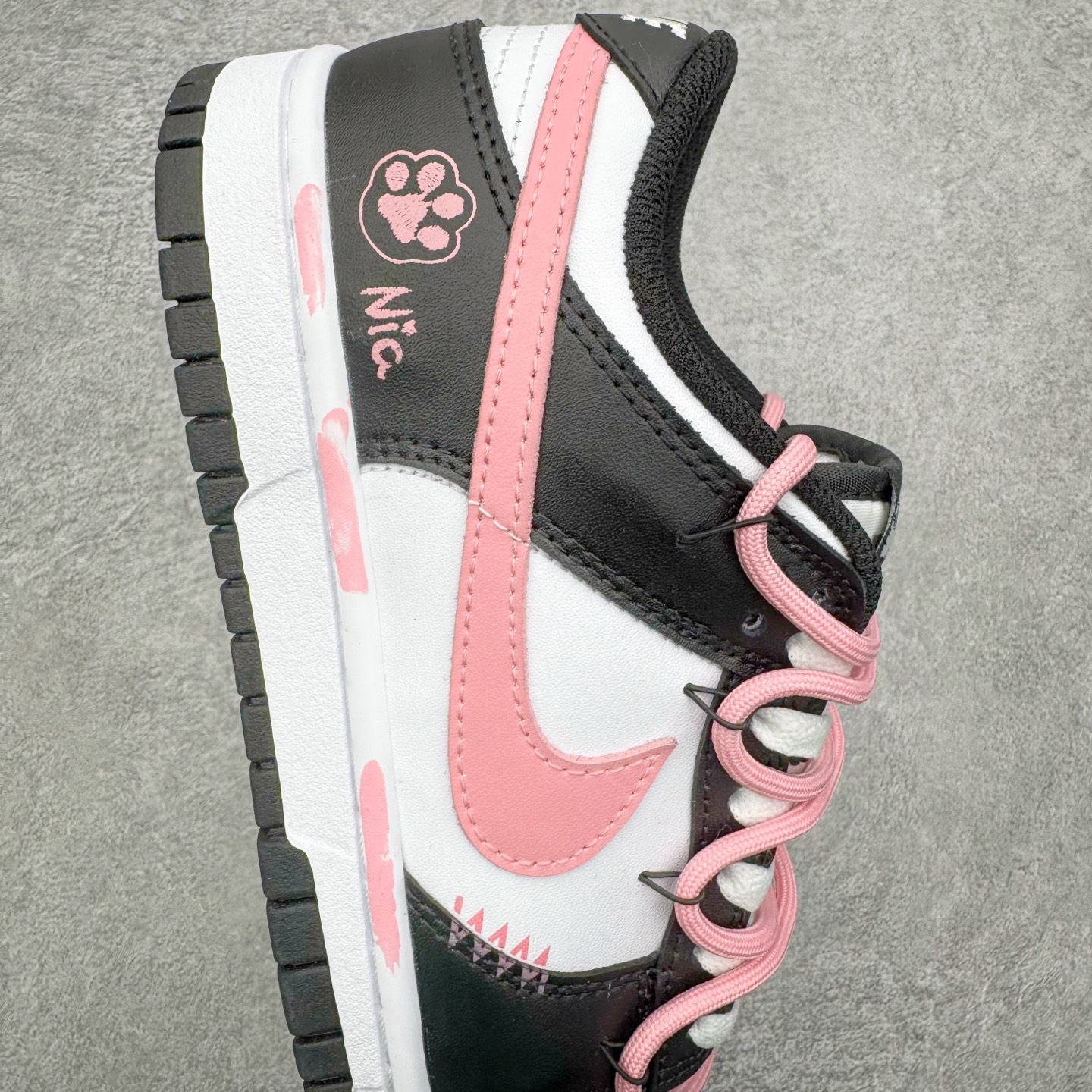 图片[6]-＃YC纯原 NK Dunk Low 墨少女设定 DD1503-101 黑白为底，是永不退场的经典画布；一抹粉如初樱绽于Swoosh与鞋带，瞬间点亮步履间的灵动。鞋侧爪印轻掠，缀以“Nia”签名——那是独属你的印记，温柔里藏一点倔强。愿你脚踏这份恰到好处的浪漫，在常规世界里，走出属于自己的少女叙事。定制系列天花板 无原鞋不开发 全系列得物原鞋一比一校对开发 配色持续更新中 终端对接 优势输出 全套原厂楦头原纸板数据档案倾力打造 原汁原味莞产 极致还原 圈内最强针车工艺 高端零售指定版 广东原厂配套原盒原标 鞋盒分三个尺码段 原厂冲刀 超高清洁度 全鞋零毛边皮料切割 采用原厂百宏鞋带以及原厂百宏织唛舌标 内标可供原厂几率过验 进口原装条纹中底布 四线拉帮白色点胶 原厂拉帮手法遵循公司 原厂电绣 极致还原 尺码：36 36.5 37.5 38 38.5 39 40 40.5 41 42 42.5 43 44 44.5 45 46-选品中心