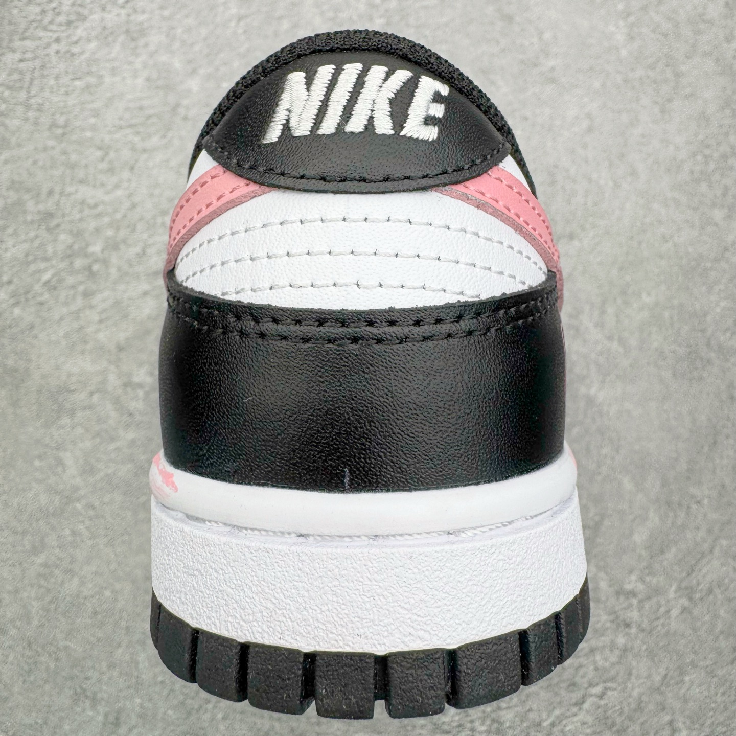 图片[8]-＃YC纯原 NK Dunk Low 墨少女设定 DD1503-101 黑白为底，是永不退场的经典画布；一抹粉如初樱绽于Swoosh与鞋带，瞬间点亮步履间的灵动。鞋侧爪印轻掠，缀以“Nia”签名——那是独属你的印记，温柔里藏一点倔强。愿你脚踏这份恰到好处的浪漫，在常规世界里，走出属于自己的少女叙事。定制系列天花板 无原鞋不开发 全系列得物原鞋一比一校对开发 配色持续更新中 终端对接 优势输出 全套原厂楦头原纸板数据档案倾力打造 原汁原味莞产 极致还原 圈内最强针车工艺 高端零售指定版 广东原厂配套原盒原标 鞋盒分三个尺码段 原厂冲刀 超高清洁度 全鞋零毛边皮料切割 采用原厂百宏鞋带以及原厂百宏织唛舌标 内标可供原厂几率过验 进口原装条纹中底布 四线拉帮白色点胶 原厂拉帮手法遵循公司 原厂电绣 极致还原 尺码：36 36.5 37.5 38 38.5 39 40 40.5 41 42 42.5 43 44 44.5 45 46-选品中心