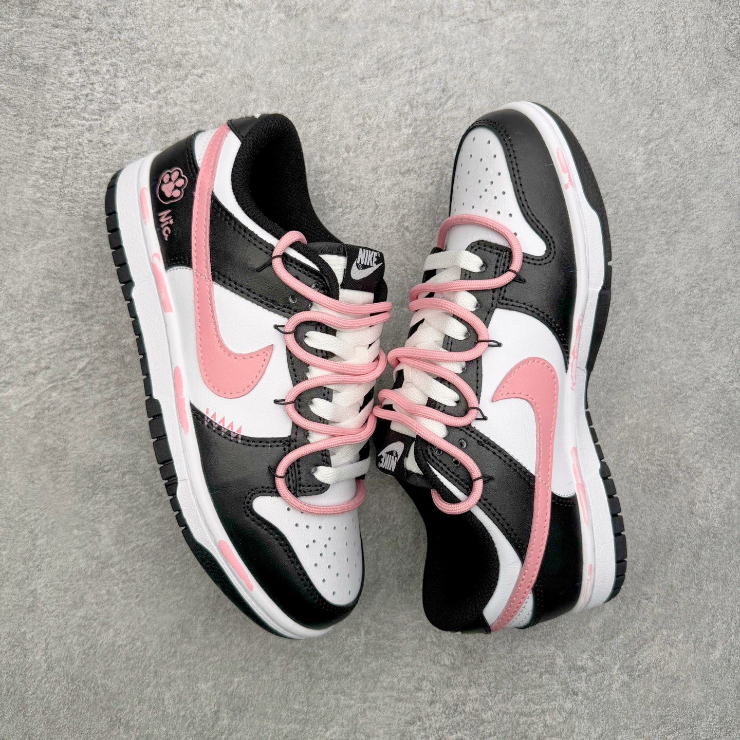 图片[3]-＃YC纯原 NK Dunk Low 墨少女设定 DD1503-101 黑白为底，是永不退场的经典画布；一抹粉如初樱绽于Swoosh与鞋带，瞬间点亮步履间的灵动。鞋侧爪印轻掠，缀以“Nia”签名——那是独属你的印记，温柔里藏一点倔强。愿你脚踏这份恰到好处的浪漫，在常规世界里，走出属于自己的少女叙事。定制系列天花板 无原鞋不开发 全系列得物原鞋一比一校对开发 配色持续更新中 终端对接 优势输出 全套原厂楦头原纸板数据档案倾力打造 原汁原味莞产 极致还原 圈内最强针车工艺 高端零售指定版 广东原厂配套原盒原标 鞋盒分三个尺码段 原厂冲刀 超高清洁度 全鞋零毛边皮料切割 采用原厂百宏鞋带以及原厂百宏织唛舌标 内标可供原厂几率过验 进口原装条纹中底布 四线拉帮白色点胶 原厂拉帮手法遵循公司 原厂电绣 极致还原 尺码：36 36.5 37.5 38 38.5 39 40 40.5 41 42 42.5 43 44 44.5 45 46-选品中心