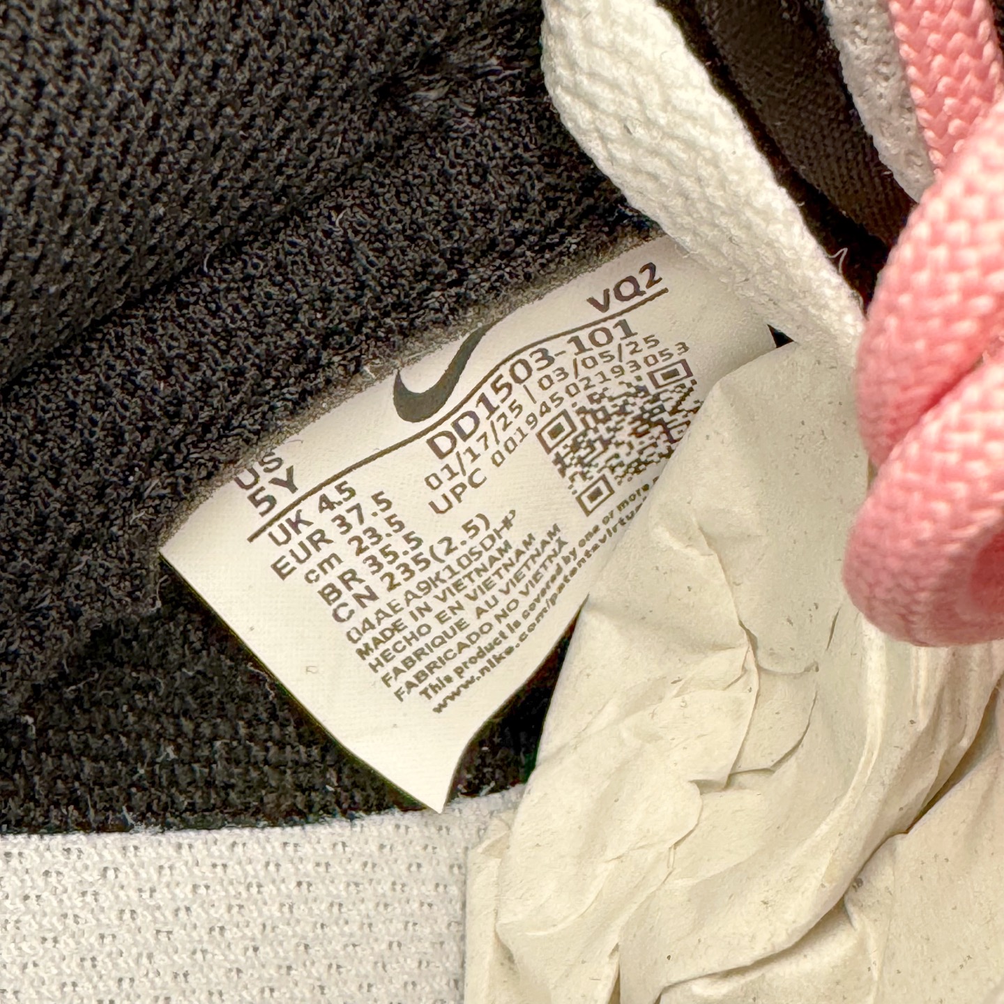 图片[12]-＃YC纯原 NK Dunk Low 墨少女设定 DD1503-101 黑白为底，是永不退场的经典画布；一抹粉如初樱绽于Swoosh与鞋带，瞬间点亮步履间的灵动。鞋侧爪印轻掠，缀以“Nia”签名——那是独属你的印记，温柔里藏一点倔强。愿你脚踏这份恰到好处的浪漫，在常规世界里，走出属于自己的少女叙事。定制系列天花板 无原鞋不开发 全系列得物原鞋一比一校对开发 配色持续更新中 终端对接 优势输出 全套原厂楦头原纸板数据档案倾力打造 原汁原味莞产 极致还原 圈内最强针车工艺 高端零售指定版 广东原厂配套原盒原标 鞋盒分三个尺码段 原厂冲刀 超高清洁度 全鞋零毛边皮料切割 采用原厂百宏鞋带以及原厂百宏织唛舌标 内标可供原厂几率过验 进口原装条纹中底布 四线拉帮白色点胶 原厂拉帮手法遵循公司 原厂电绣 极致还原 尺码：36 36.5 37.5 38 38.5 39 40 40.5 41 42 42.5 43 44 44.5 45 46-选品中心