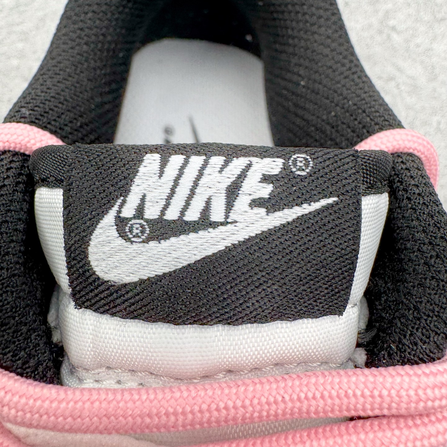 图片[13]-＃YC纯原 NK Dunk Low 墨少女设定 DD1503-101 黑白为底，是永不退场的经典画布；一抹粉如初樱绽于Swoosh与鞋带，瞬间点亮步履间的灵动。鞋侧爪印轻掠，缀以“Nia”签名——那是独属你的印记，温柔里藏一点倔强。愿你脚踏这份恰到好处的浪漫，在常规世界里，走出属于自己的少女叙事。定制系列天花板 无原鞋不开发 全系列得物原鞋一比一校对开发 配色持续更新中 终端对接 优势输出 全套原厂楦头原纸板数据档案倾力打造 原汁原味莞产 极致还原 圈内最强针车工艺 高端零售指定版 广东原厂配套原盒原标 鞋盒分三个尺码段 原厂冲刀 超高清洁度 全鞋零毛边皮料切割 采用原厂百宏鞋带以及原厂百宏织唛舌标 内标可供原厂几率过验 进口原装条纹中底布 四线拉帮白色点胶 原厂拉帮手法遵循公司 原厂电绣 极致还原 尺码：36 36.5 37.5 38 38.5 39 40 40.5 41 42 42.5 43 44 44.5 45 46-选品中心