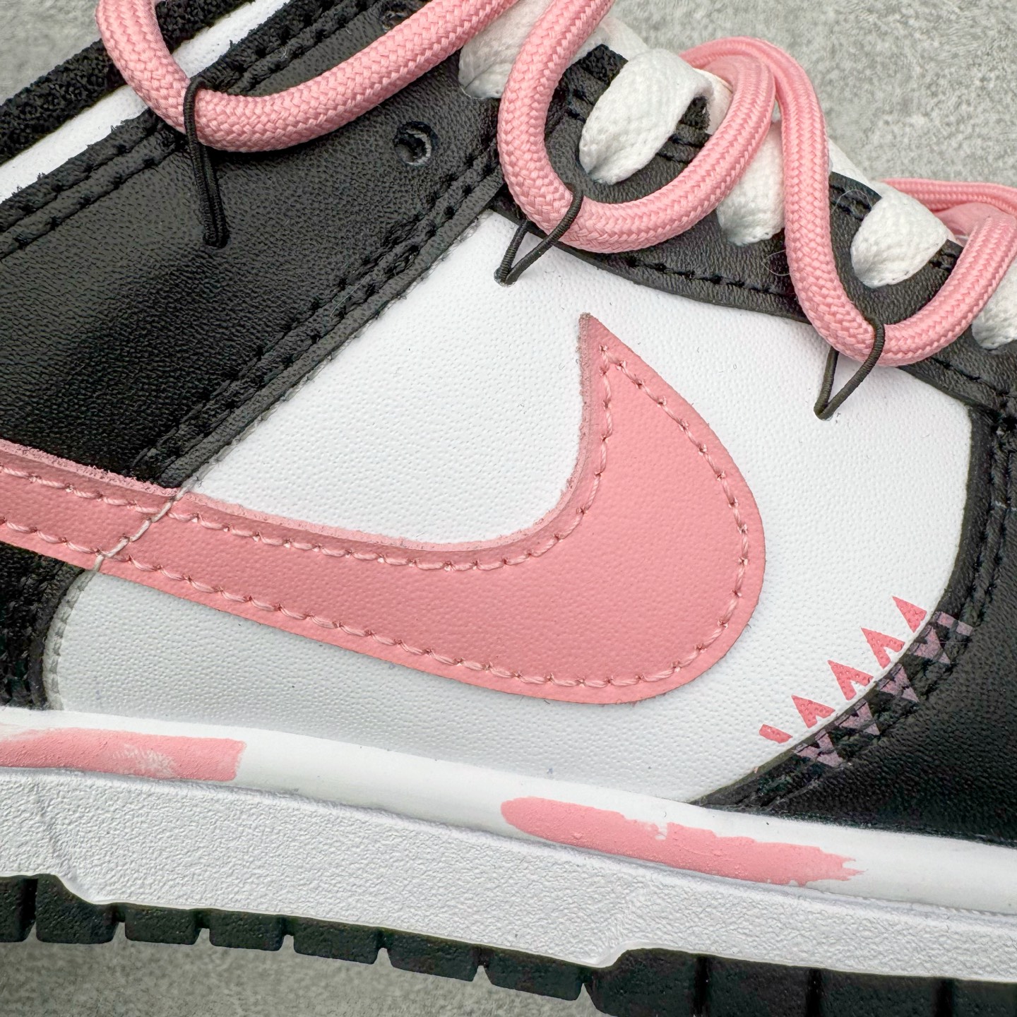 图片[17]-＃YC纯原 NK Dunk Low 墨少女设定 DD1503-101 黑白为底，是永不退场的经典画布；一抹粉如初樱绽于Swoosh与鞋带，瞬间点亮步履间的灵动。鞋侧爪印轻掠，缀以“Nia”签名——那是独属你的印记，温柔里藏一点倔强。愿你脚踏这份恰到好处的浪漫，在常规世界里，走出属于自己的少女叙事。定制系列天花板 无原鞋不开发 全系列得物原鞋一比一校对开发 配色持续更新中 终端对接 优势输出 全套原厂楦头原纸板数据档案倾力打造 原汁原味莞产 极致还原 圈内最强针车工艺 高端零售指定版 广东原厂配套原盒原标 鞋盒分三个尺码段 原厂冲刀 超高清洁度 全鞋零毛边皮料切割 采用原厂百宏鞋带以及原厂百宏织唛舌标 内标可供原厂几率过验 进口原装条纹中底布 四线拉帮白色点胶 原厂拉帮手法遵循公司 原厂电绣 极致还原 尺码：36 36.5 37.5 38 38.5 39 40 40.5 41 42 42.5 43 44 44.5 45 46-选品中心