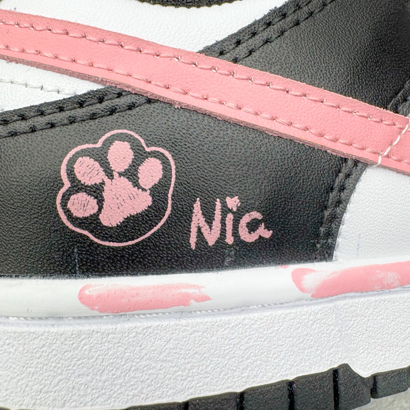 图片[16]-＃YC纯原 NK Dunk Low 墨少女设定 DD1503-101 黑白为底，是永不退场的经典画布；一抹粉如初樱绽于Swoosh与鞋带，瞬间点亮步履间的灵动。鞋侧爪印轻掠，缀以“Nia”签名——那是独属你的印记，温柔里藏一点倔强。愿你脚踏这份恰到好处的浪漫，在常规世界里，走出属于自己的少女叙事。定制系列天花板 无原鞋不开发 全系列得物原鞋一比一校对开发 配色持续更新中 终端对接 优势输出 全套原厂楦头原纸板数据档案倾力打造 原汁原味莞产 极致还原 圈内最强针车工艺 高端零售指定版 广东原厂配套原盒原标 鞋盒分三个尺码段 原厂冲刀 超高清洁度 全鞋零毛边皮料切割 采用原厂百宏鞋带以及原厂百宏织唛舌标 内标可供原厂几率过验 进口原装条纹中底布 四线拉帮白色点胶 原厂拉帮手法遵循公司 原厂电绣 极致还原 尺码：36 36.5 37.5 38 38.5 39 40 40.5 41 42 42.5 43 44 44.5 45 46-选品中心