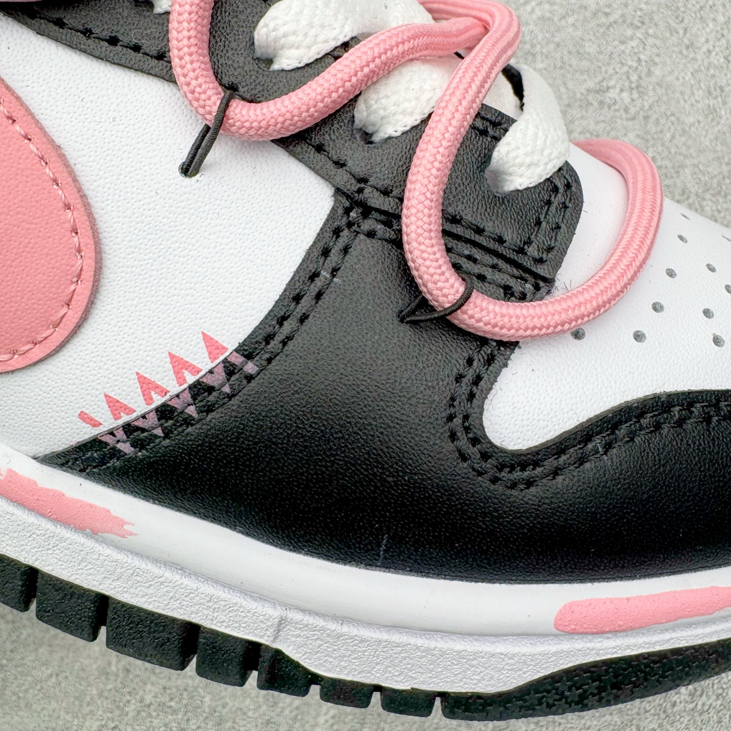 图片[18]-＃YC纯原 NK Dunk Low 墨少女设定 DD1503-101 黑白为底，是永不退场的经典画布；一抹粉如初樱绽于Swoosh与鞋带，瞬间点亮步履间的灵动。鞋侧爪印轻掠，缀以“Nia”签名——那是独属你的印记，温柔里藏一点倔强。愿你脚踏这份恰到好处的浪漫，在常规世界里，走出属于自己的少女叙事。定制系列天花板 无原鞋不开发 全系列得物原鞋一比一校对开发 配色持续更新中 终端对接 优势输出 全套原厂楦头原纸板数据档案倾力打造 原汁原味莞产 极致还原 圈内最强针车工艺 高端零售指定版 广东原厂配套原盒原标 鞋盒分三个尺码段 原厂冲刀 超高清洁度 全鞋零毛边皮料切割 采用原厂百宏鞋带以及原厂百宏织唛舌标 内标可供原厂几率过验 进口原装条纹中底布 四线拉帮白色点胶 原厂拉帮手法遵循公司 原厂电绣 极致还原 尺码：36 36.5 37.5 38 38.5 39 40 40.5 41 42 42.5 43 44 44.5 45 46-选品中心