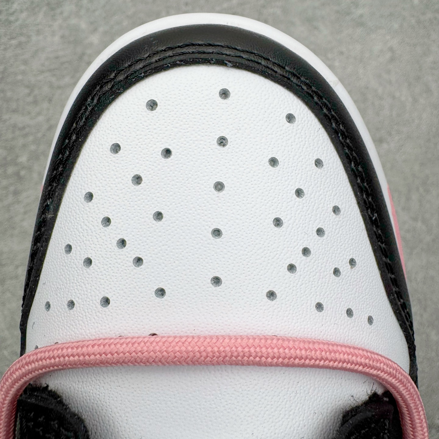 图片[14]-＃YC纯原 NK Dunk Low 墨少女设定 DD1503-101 黑白为底，是永不退场的经典画布；一抹粉如初樱绽于Swoosh与鞋带，瞬间点亮步履间的灵动。鞋侧爪印轻掠，缀以“Nia”签名——那是独属你的印记，温柔里藏一点倔强。愿你脚踏这份恰到好处的浪漫，在常规世界里，走出属于自己的少女叙事。定制系列天花板 无原鞋不开发 全系列得物原鞋一比一校对开发 配色持续更新中 终端对接 优势输出 全套原厂楦头原纸板数据档案倾力打造 原汁原味莞产 极致还原 圈内最强针车工艺 高端零售指定版 广东原厂配套原盒原标 鞋盒分三个尺码段 原厂冲刀 超高清洁度 全鞋零毛边皮料切割 采用原厂百宏鞋带以及原厂百宏织唛舌标 内标可供原厂几率过验 进口原装条纹中底布 四线拉帮白色点胶 原厂拉帮手法遵循公司 原厂电绣 极致还原 尺码：36 36.5 37.5 38 38.5 39 40 40.5 41 42 42.5 43 44 44.5 45 46-选品中心