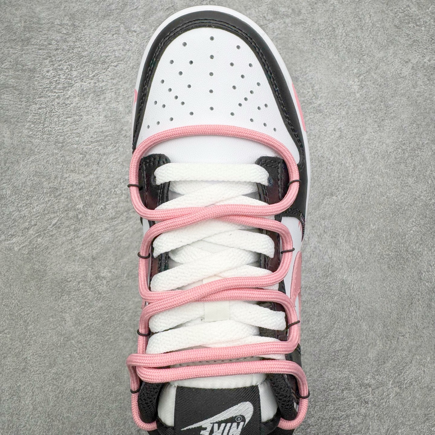 图片[4]-＃YC纯原 NK Dunk Low 墨少女设定 DD1503-101 黑白为底，是永不退场的经典画布；一抹粉如初樱绽于Swoosh与鞋带，瞬间点亮步履间的灵动。鞋侧爪印轻掠，缀以“Nia”签名——那是独属你的印记，温柔里藏一点倔强。愿你脚踏这份恰到好处的浪漫，在常规世界里，走出属于自己的少女叙事。定制系列天花板 无原鞋不开发 全系列得物原鞋一比一校对开发 配色持续更新中 终端对接 优势输出 全套原厂楦头原纸板数据档案倾力打造 原汁原味莞产 极致还原 圈内最强针车工艺 高端零售指定版 广东原厂配套原盒原标 鞋盒分三个尺码段 原厂冲刀 超高清洁度 全鞋零毛边皮料切割 采用原厂百宏鞋带以及原厂百宏织唛舌标 内标可供原厂几率过验 进口原装条纹中底布 四线拉帮白色点胶 原厂拉帮手法遵循公司 原厂电绣 极致还原 尺码：36 36.5 37.5 38 38.5 39 40 40.5 41 42 42.5 43 44 44.5 45 46-选品中心