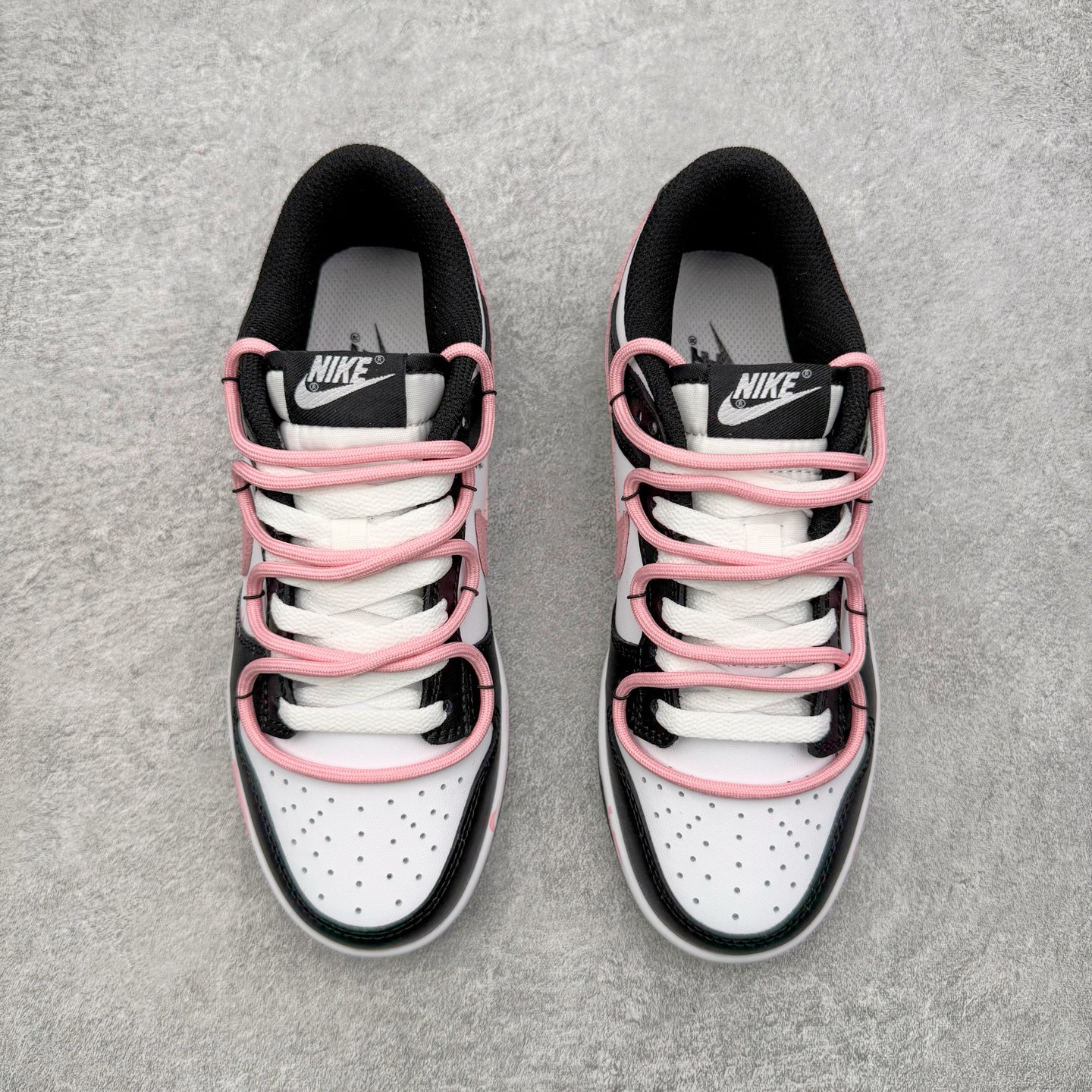 图片[2]-＃YC纯原 NK Dunk Low 墨少女设定 DD1503-101 黑白为底，是永不退场的经典画布；一抹粉如初樱绽于Swoosh与鞋带，瞬间点亮步履间的灵动。鞋侧爪印轻掠，缀以“Nia”签名——那是独属你的印记，温柔里藏一点倔强。愿你脚踏这份恰到好处的浪漫，在常规世界里，走出属于自己的少女叙事。定制系列天花板 无原鞋不开发 全系列得物原鞋一比一校对开发 配色持续更新中 终端对接 优势输出 全套原厂楦头原纸板数据档案倾力打造 原汁原味莞产 极致还原 圈内最强针车工艺 高端零售指定版 广东原厂配套原盒原标 鞋盒分三个尺码段 原厂冲刀 超高清洁度 全鞋零毛边皮料切割 采用原厂百宏鞋带以及原厂百宏织唛舌标 内标可供原厂几率过验 进口原装条纹中底布 四线拉帮白色点胶 原厂拉帮手法遵循公司 原厂电绣 极致还原 尺码：36 36.5 37.5 38 38.5 39 40 40.5 41 42 42.5 43 44 44.5 45 46-选品中心