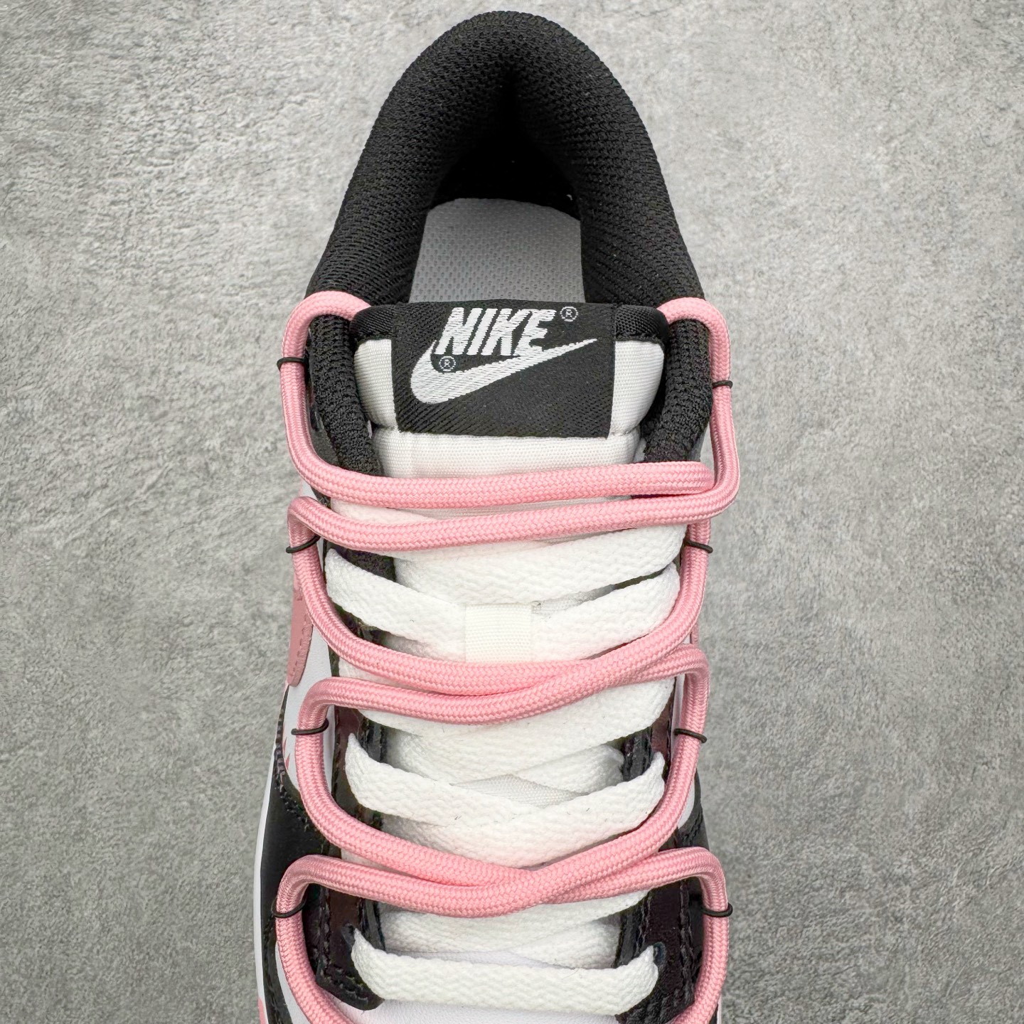 图片[5]-＃YC纯原 NK Dunk Low 墨少女设定 DD1503-101 黑白为底，是永不退场的经典画布；一抹粉如初樱绽于Swoosh与鞋带，瞬间点亮步履间的灵动。鞋侧爪印轻掠，缀以“Nia”签名——那是独属你的印记，温柔里藏一点倔强。愿你脚踏这份恰到好处的浪漫，在常规世界里，走出属于自己的少女叙事。定制系列天花板 无原鞋不开发 全系列得物原鞋一比一校对开发 配色持续更新中 终端对接 优势输出 全套原厂楦头原纸板数据档案倾力打造 原汁原味莞产 极致还原 圈内最强针车工艺 高端零售指定版 广东原厂配套原盒原标 鞋盒分三个尺码段 原厂冲刀 超高清洁度 全鞋零毛边皮料切割 采用原厂百宏鞋带以及原厂百宏织唛舌标 内标可供原厂几率过验 进口原装条纹中底布 四线拉帮白色点胶 原厂拉帮手法遵循公司 原厂电绣 极致还原 尺码：36 36.5 37.5 38 38.5 39 40 40.5 41 42 42.5 43 44 44.5 45 46-选品中心