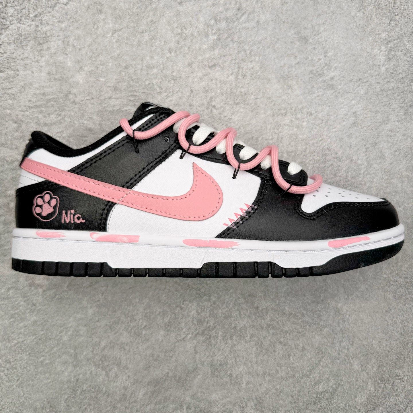 ＃YC纯原 NK Dunk Low 墨少女设定 DD1503-101 黑白为底，是永不退场的经典画布；一抹粉如初樱绽于Swoosh与鞋带，瞬间点亮步履间的灵动。鞋侧爪印轻掠，缀以“Nia”签名——那是独属你的印记，温柔里藏一点倔强。愿你脚踏这份恰到好处的浪漫，在常规世界里，走出属于自己的少女叙事。定制系列天花板 无原鞋不开发 全系列得物原鞋一比一校对开发 配色持续更新中 终端对接 优势输出 全套原厂楦头原纸板数据档案倾力打造 原汁原味莞产 极致还原 圈内最强针车工艺 高端零售指定版 广东原厂配套原盒原标 鞋盒分三个尺码段 原厂冲刀 超高清洁度 全鞋零毛边皮料切割 采用原厂百宏鞋带以及原厂百宏织唛舌标 内标可供原厂几率过验 进口原装条纹中底布 四线拉帮白色点胶 原厂拉帮手法遵循公司 原厂电绣 极致还原 尺码：36 36.5 37.5 38 38.5 39 40 40.5 41 42 42.5 43 44 44.5 45 46-选品中心