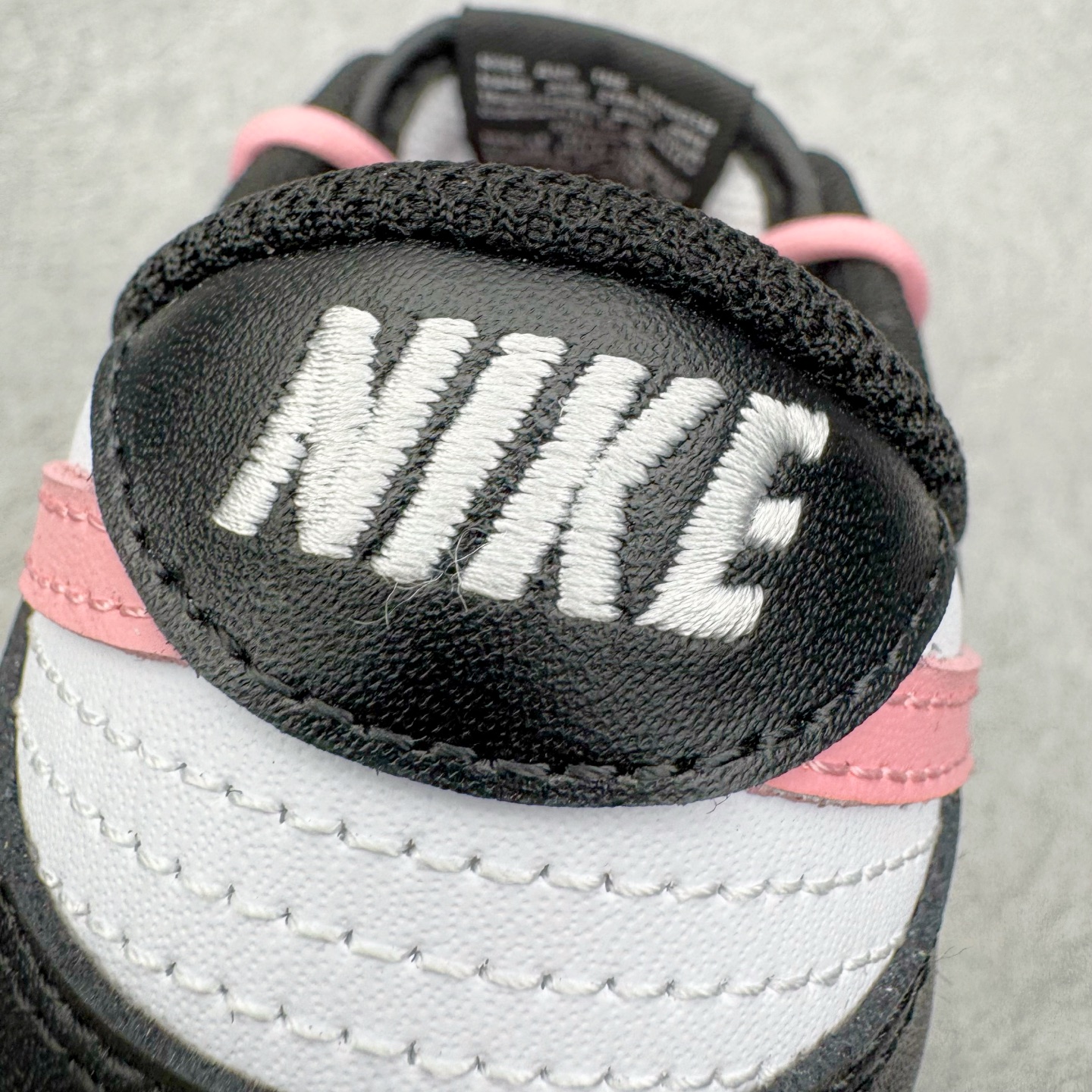 图片[15]-＃YC纯原 NK Dunk Low 墨少女设定 DD1503-101 黑白为底，是永不退场的经典画布；一抹粉如初樱绽于Swoosh与鞋带，瞬间点亮步履间的灵动。鞋侧爪印轻掠，缀以“Nia”签名——那是独属你的印记，温柔里藏一点倔强。愿你脚踏这份恰到好处的浪漫，在常规世界里，走出属于自己的少女叙事。定制系列天花板 无原鞋不开发 全系列得物原鞋一比一校对开发 配色持续更新中 终端对接 优势输出 全套原厂楦头原纸板数据档案倾力打造 原汁原味莞产 极致还原 圈内最强针车工艺 高端零售指定版 广东原厂配套原盒原标 鞋盒分三个尺码段 原厂冲刀 超高清洁度 全鞋零毛边皮料切割 采用原厂百宏鞋带以及原厂百宏织唛舌标 内标可供原厂几率过验 进口原装条纹中底布 四线拉帮白色点胶 原厂拉帮手法遵循公司 原厂电绣 极致还原 尺码：36 36.5 37.5 38 38.5 39 40 40.5 41 42 42.5 43 44 44.5 45 46-选品中心