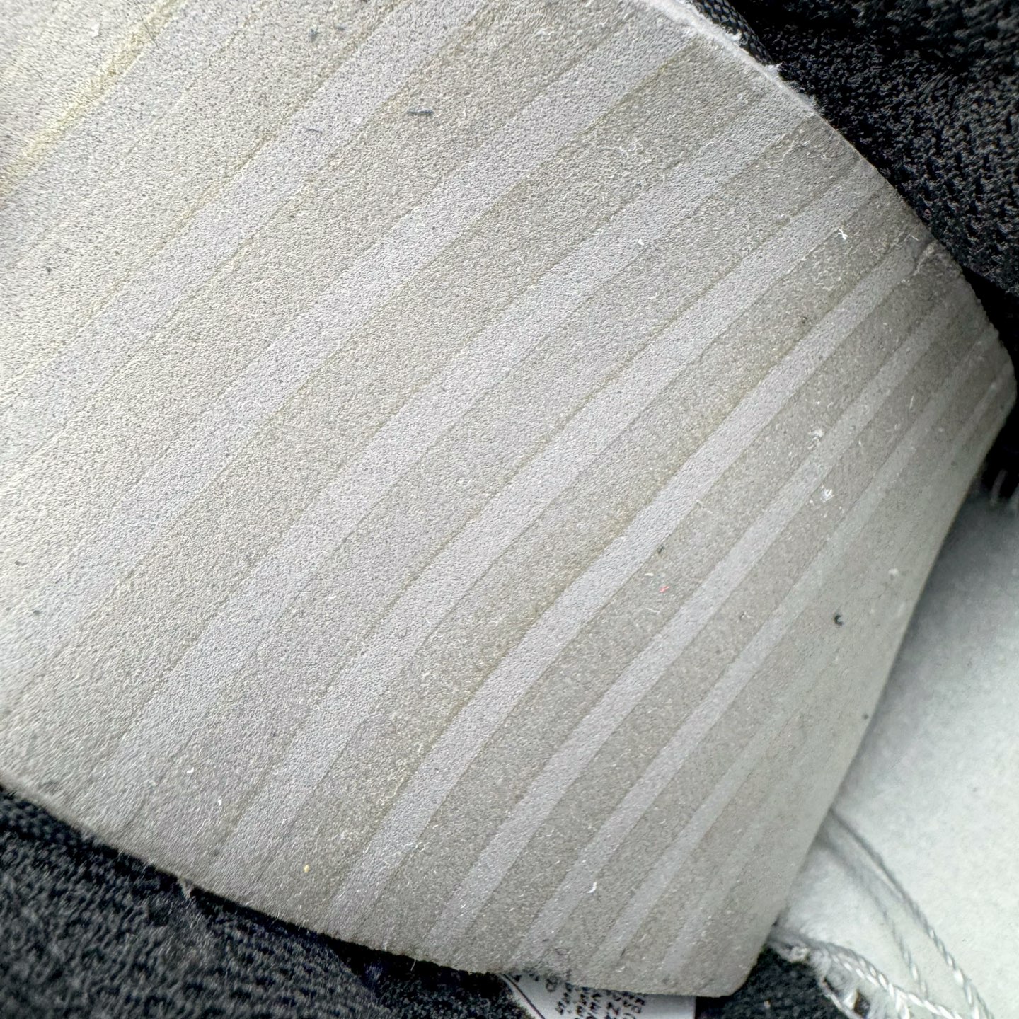 图片[11]-＃YC纯原 NK Dunk Low 墨少女设定 DD1503-101 黑白为底，是永不退场的经典画布；一抹粉如初樱绽于Swoosh与鞋带，瞬间点亮步履间的灵动。鞋侧爪印轻掠，缀以“Nia”签名——那是独属你的印记，温柔里藏一点倔强。愿你脚踏这份恰到好处的浪漫，在常规世界里，走出属于自己的少女叙事。定制系列天花板 无原鞋不开发 全系列得物原鞋一比一校对开发 配色持续更新中 终端对接 优势输出 全套原厂楦头原纸板数据档案倾力打造 原汁原味莞产 极致还原 圈内最强针车工艺 高端零售指定版 广东原厂配套原盒原标 鞋盒分三个尺码段 原厂冲刀 超高清洁度 全鞋零毛边皮料切割 采用原厂百宏鞋带以及原厂百宏织唛舌标 内标可供原厂几率过验 进口原装条纹中底布 四线拉帮白色点胶 原厂拉帮手法遵循公司 原厂电绣 极致还原 尺码：36 36.5 37.5 38 38.5 39 40 40.5 41 42 42.5 43 44 44.5 45 46-选品中心