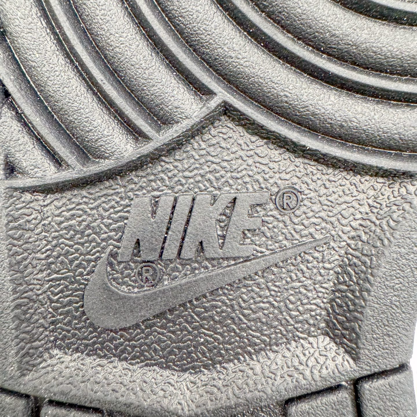 图片[19]-＃YC纯原 NK Dunk Low 墨少女设定 DD1503-101 黑白为底，是永不退场的经典画布；一抹粉如初樱绽于Swoosh与鞋带，瞬间点亮步履间的灵动。鞋侧爪印轻掠，缀以“Nia”签名——那是独属你的印记，温柔里藏一点倔强。愿你脚踏这份恰到好处的浪漫，在常规世界里，走出属于自己的少女叙事。定制系列天花板 无原鞋不开发 全系列得物原鞋一比一校对开发 配色持续更新中 终端对接 优势输出 全套原厂楦头原纸板数据档案倾力打造 原汁原味莞产 极致还原 圈内最强针车工艺 高端零售指定版 广东原厂配套原盒原标 鞋盒分三个尺码段 原厂冲刀 超高清洁度 全鞋零毛边皮料切割 采用原厂百宏鞋带以及原厂百宏织唛舌标 内标可供原厂几率过验 进口原装条纹中底布 四线拉帮白色点胶 原厂拉帮手法遵循公司 原厂电绣 极致还原 尺码：36 36.5 37.5 38 38.5 39 40 40.5 41 42 42.5 43 44 44.5 45 46-选品中心