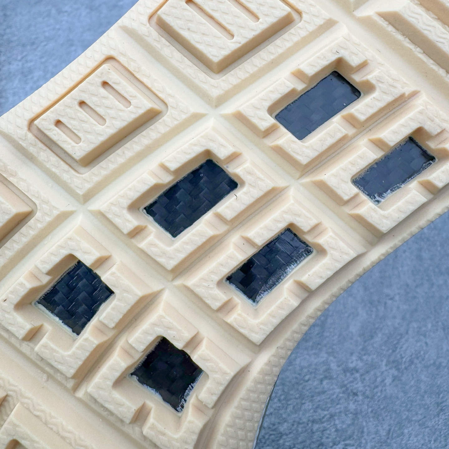 图片[22]-＃GX纯原 Tom Sachs x NK Craft Mars Yard Shoe 3.0舒适百搭防滑耐磨低帮生活休闲鞋 宇航员联名 米棕色 IF2885-100 鞋身设计各位都已经很熟悉了，整体依然采用网眼打造，搭配棕色麂皮拼接打造，侧面赋予红色Swoosh点缀。辨识度拉满！此外经典的鞋舌/后跟红色警示提环元素也得以保留，与Swoosh完美呼应。鞋身相比于2.0本次对鞋身功能性进行了不少升级，包含前后TPU支撑、中底碳纤维板等等。鞋舌内侧标签部分带有Tom Sachs签名以及3.0等字样，表面鞋款特殊身份。鞋垫部分也带有特殊的细节图案，依然是熟悉的手绘风格。实拍调校N版已经零色差零失真 百分百还原实物色彩所见即所得 不存在货不对板色差等低级问题 选购参考实物拍摄 不混卖不参货 只用心做好货严格选品 承诺混一赔十 尺码：40 40.5 41 42 42.5 43 44 44.5 45 46 47.5-选品中心