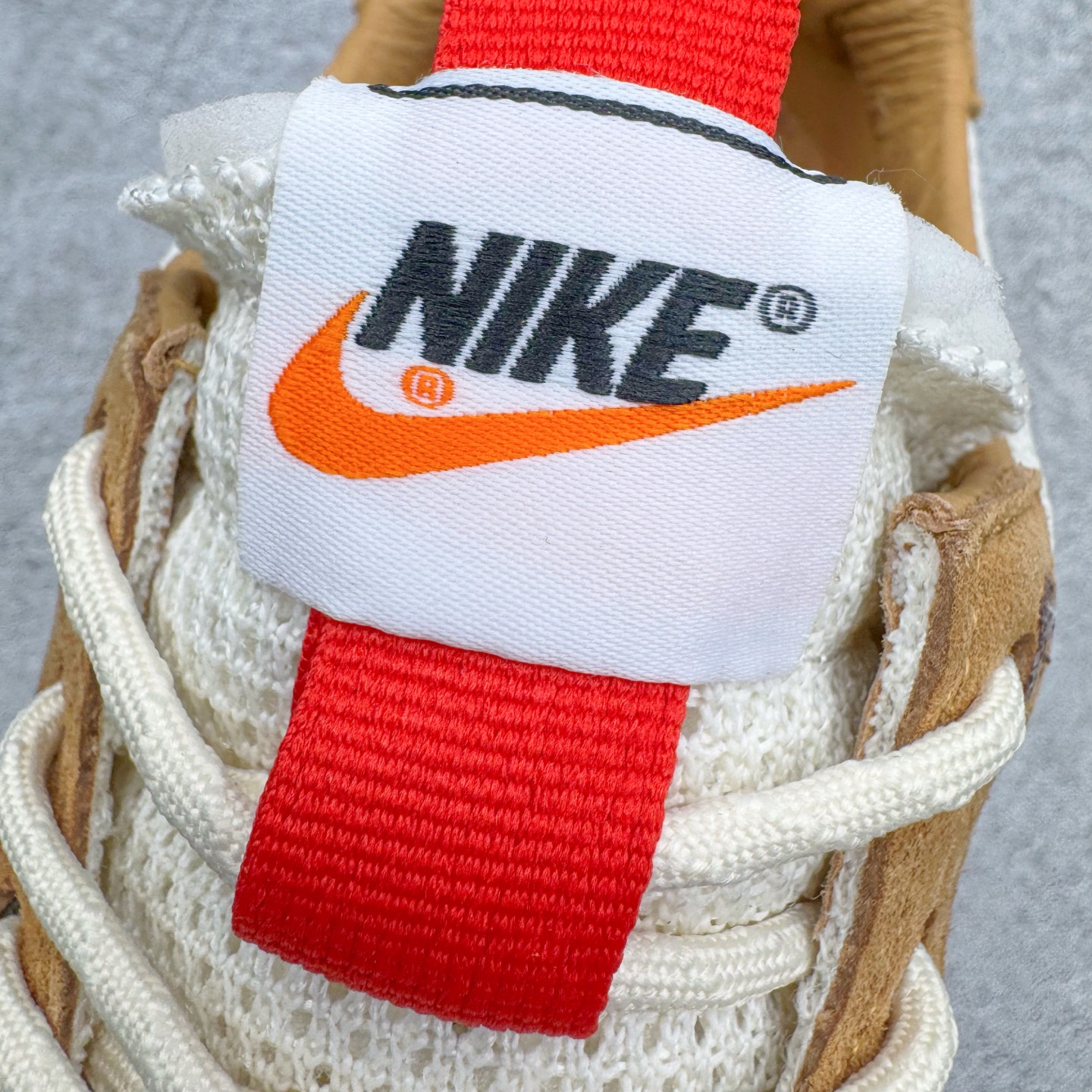 图片[16]-＃GX纯原 Tom Sachs x NK Craft Mars Yard Shoe 3.0舒适百搭防滑耐磨低帮生活休闲鞋 宇航员联名 米棕色 IF2885-100 鞋身设计各位都已经很熟悉了，整体依然采用网眼打造，搭配棕色麂皮拼接打造，侧面赋予红色Swoosh点缀。辨识度拉满！此外经典的鞋舌/后跟红色警示提环元素也得以保留，与Swoosh完美呼应。鞋身相比于2.0本次对鞋身功能性进行了不少升级，包含前后TPU支撑、中底碳纤维板等等。鞋舌内侧标签部分带有Tom Sachs签名以及3.0等字样，表面鞋款特殊身份。鞋垫部分也带有特殊的细节图案，依然是熟悉的手绘风格。实拍调校N版已经零色差零失真 百分百还原实物色彩所见即所得 不存在货不对板色差等低级问题 选购参考实物拍摄 不混卖不参货 只用心做好货严格选品 承诺混一赔十 尺码：40 40.5 41 42 42.5 43 44 44.5 45 46 47.5-选品中心