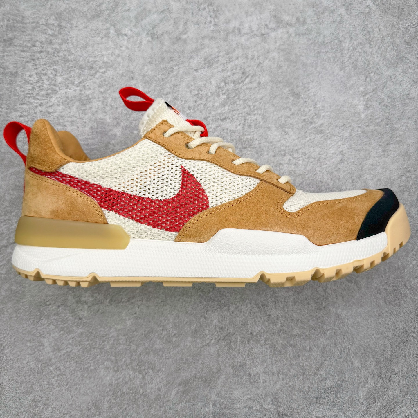 ＃GX纯原 Tom Sachs x NK Craft Mars Yard Shoe 3.0舒适百搭防滑耐磨低帮生活休闲鞋 宇航员联名 米棕色 IF2885-100 鞋身设计各位都已经很熟悉了，整体依然采用网眼打造，搭配棕色麂皮拼接打造，侧面赋予红色Swoosh点缀。辨识度拉满！此外经典的鞋舌/后跟红色警示提环元素也得以保留，与Swoosh完美呼应。鞋身相比于2.0本次对鞋身功能性进行了不少升级，包含前后TPU支撑、中底碳纤维板等等。鞋舌内侧标签部分带有Tom Sachs签名以及3.0等字样，表面鞋款特殊身份。鞋垫部分也带有特殊的细节图案，依然是熟悉的手绘风格。实拍调校N版已经零色差零失真 百分百还原实物色彩所见即所得 不存在货不对板色差等低级问题 选购参考实物拍摄 不混卖不参货 只用心做好货严格选品 承诺混一赔十 尺码：40 40.5 41 42 42.5 43 44 44.5 45 46 47.5-选品中心