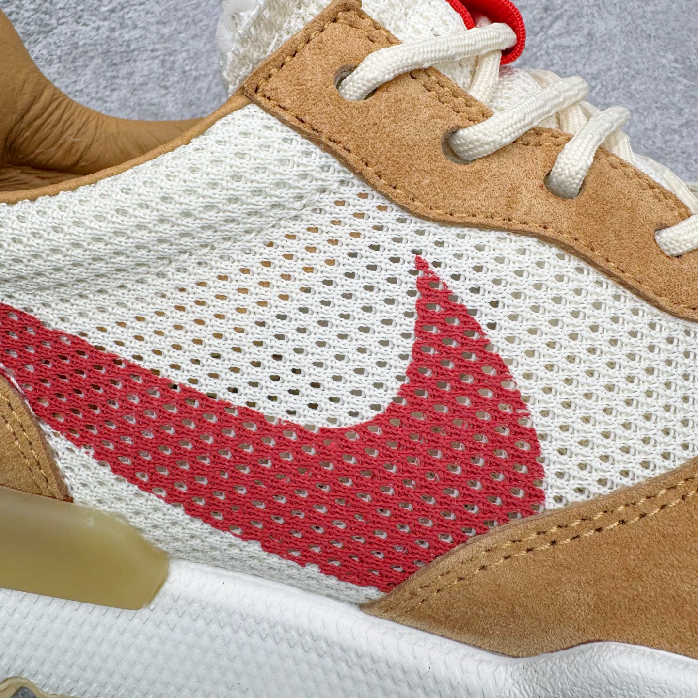 图片[21]-＃GX纯原 Tom Sachs x NK Craft Mars Yard Shoe 3.0舒适百搭防滑耐磨低帮生活休闲鞋 宇航员联名 米棕色 IF2885-100 鞋身设计各位都已经很熟悉了，整体依然采用网眼打造，搭配棕色麂皮拼接打造，侧面赋予红色Swoosh点缀。辨识度拉满！此外经典的鞋舌/后跟红色警示提环元素也得以保留，与Swoosh完美呼应。鞋身相比于2.0本次对鞋身功能性进行了不少升级，包含前后TPU支撑、中底碳纤维板等等。鞋舌内侧标签部分带有Tom Sachs签名以及3.0等字样，表面鞋款特殊身份。鞋垫部分也带有特殊的细节图案，依然是熟悉的手绘风格。实拍调校N版已经零色差零失真 百分百还原实物色彩所见即所得 不存在货不对板色差等低级问题 选购参考实物拍摄 不混卖不参货 只用心做好货严格选品 承诺混一赔十 尺码：40 40.5 41 42 42.5 43 44 44.5 45 46 47.5-选品中心