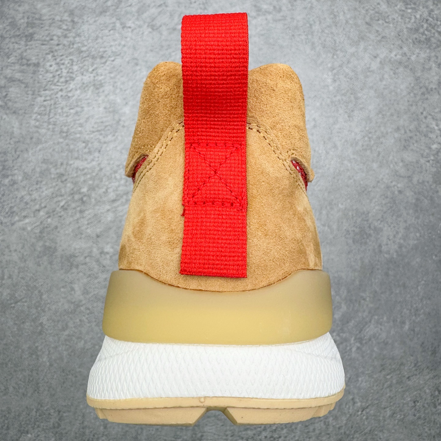 图片[8]-＃GX纯原 Tom Sachs x NK Craft Mars Yard Shoe 3.0舒适百搭防滑耐磨低帮生活休闲鞋 宇航员联名 米棕色 IF2885-100 鞋身设计各位都已经很熟悉了，整体依然采用网眼打造，搭配棕色麂皮拼接打造，侧面赋予红色Swoosh点缀。辨识度拉满！此外经典的鞋舌/后跟红色警示提环元素也得以保留，与Swoosh完美呼应。鞋身相比于2.0本次对鞋身功能性进行了不少升级，包含前后TPU支撑、中底碳纤维板等等。鞋舌内侧标签部分带有Tom Sachs签名以及3.0等字样，表面鞋款特殊身份。鞋垫部分也带有特殊的细节图案，依然是熟悉的手绘风格。实拍调校N版已经零色差零失真 百分百还原实物色彩所见即所得 不存在货不对板色差等低级问题 选购参考实物拍摄 不混卖不参货 只用心做好货严格选品 承诺混一赔十 尺码：40 40.5 41 42 42.5 43 44 44.5 45 46 47.5-选品中心