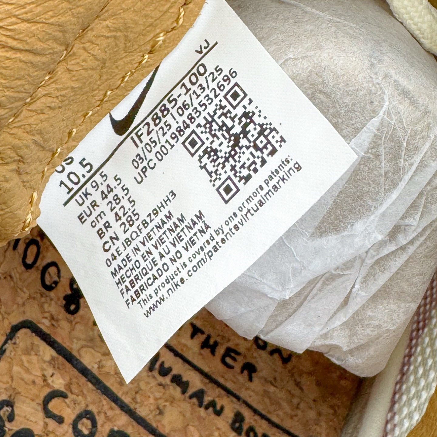 图片[14]-＃GX纯原 Tom Sachs x NK Craft Mars Yard Shoe 3.0舒适百搭防滑耐磨低帮生活休闲鞋 宇航员联名 米棕色 IF2885-100 鞋身设计各位都已经很熟悉了，整体依然采用网眼打造，搭配棕色麂皮拼接打造，侧面赋予红色Swoosh点缀。辨识度拉满！此外经典的鞋舌/后跟红色警示提环元素也得以保留，与Swoosh完美呼应。鞋身相比于2.0本次对鞋身功能性进行了不少升级，包含前后TPU支撑、中底碳纤维板等等。鞋舌内侧标签部分带有Tom Sachs签名以及3.0等字样，表面鞋款特殊身份。鞋垫部分也带有特殊的细节图案，依然是熟悉的手绘风格。实拍调校N版已经零色差零失真 百分百还原实物色彩所见即所得 不存在货不对板色差等低级问题 选购参考实物拍摄 不混卖不参货 只用心做好货严格选品 承诺混一赔十 尺码：40 40.5 41 42 42.5 43 44 44.5 45 46 47.5-选品中心