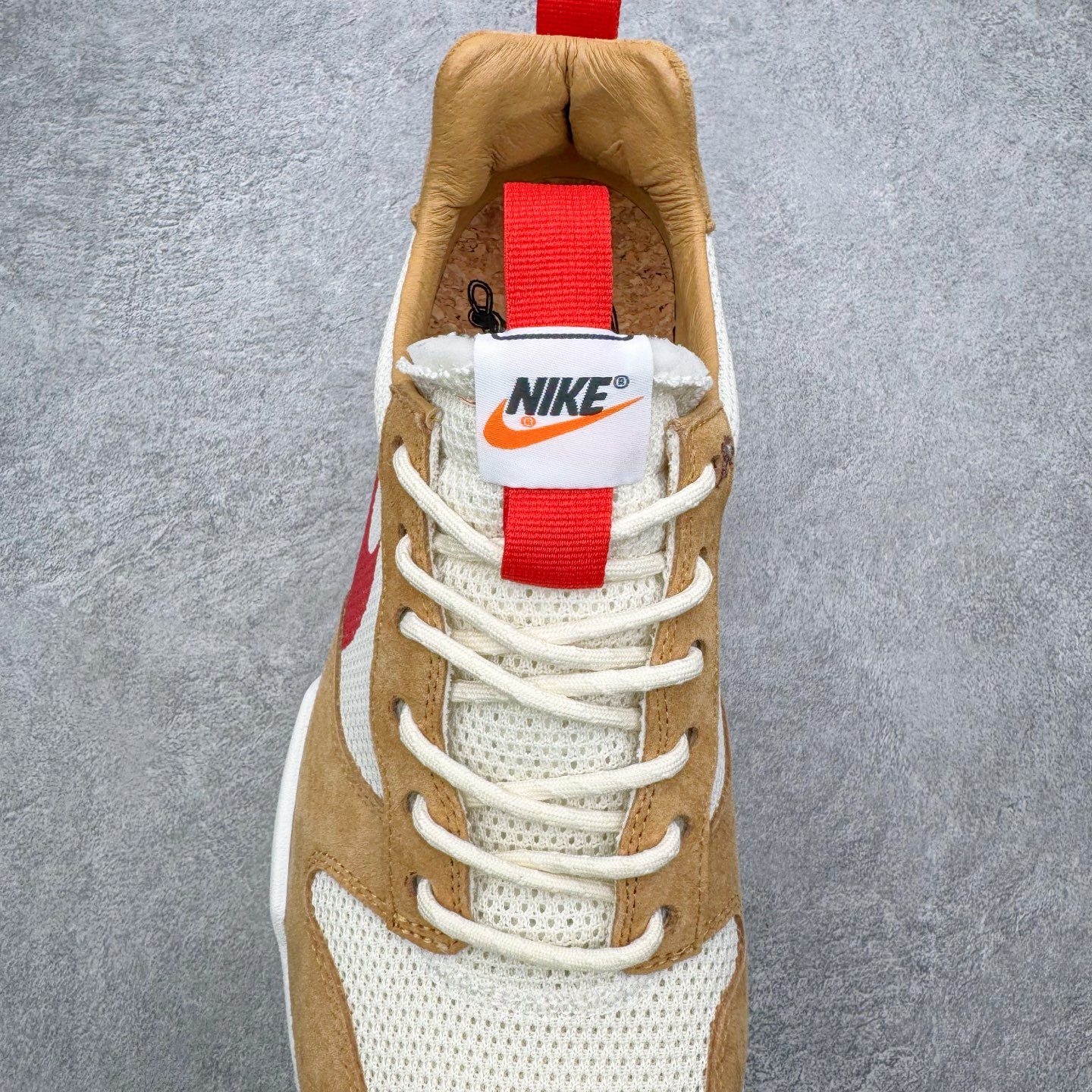图片[5]-＃GX纯原 Tom Sachs x NK Craft Mars Yard Shoe 3.0舒适百搭防滑耐磨低帮生活休闲鞋 宇航员联名 米棕色 IF2885-100 鞋身设计各位都已经很熟悉了，整体依然采用网眼打造，搭配棕色麂皮拼接打造，侧面赋予红色Swoosh点缀。辨识度拉满！此外经典的鞋舌/后跟红色警示提环元素也得以保留，与Swoosh完美呼应。鞋身相比于2.0本次对鞋身功能性进行了不少升级，包含前后TPU支撑、中底碳纤维板等等。鞋舌内侧标签部分带有Tom Sachs签名以及3.0等字样，表面鞋款特殊身份。鞋垫部分也带有特殊的细节图案，依然是熟悉的手绘风格。实拍调校N版已经零色差零失真 百分百还原实物色彩所见即所得 不存在货不对板色差等低级问题 选购参考实物拍摄 不混卖不参货 只用心做好货严格选品 承诺混一赔十 尺码：40 40.5 41 42 42.5 43 44 44.5 45 46 47.5-选品中心
