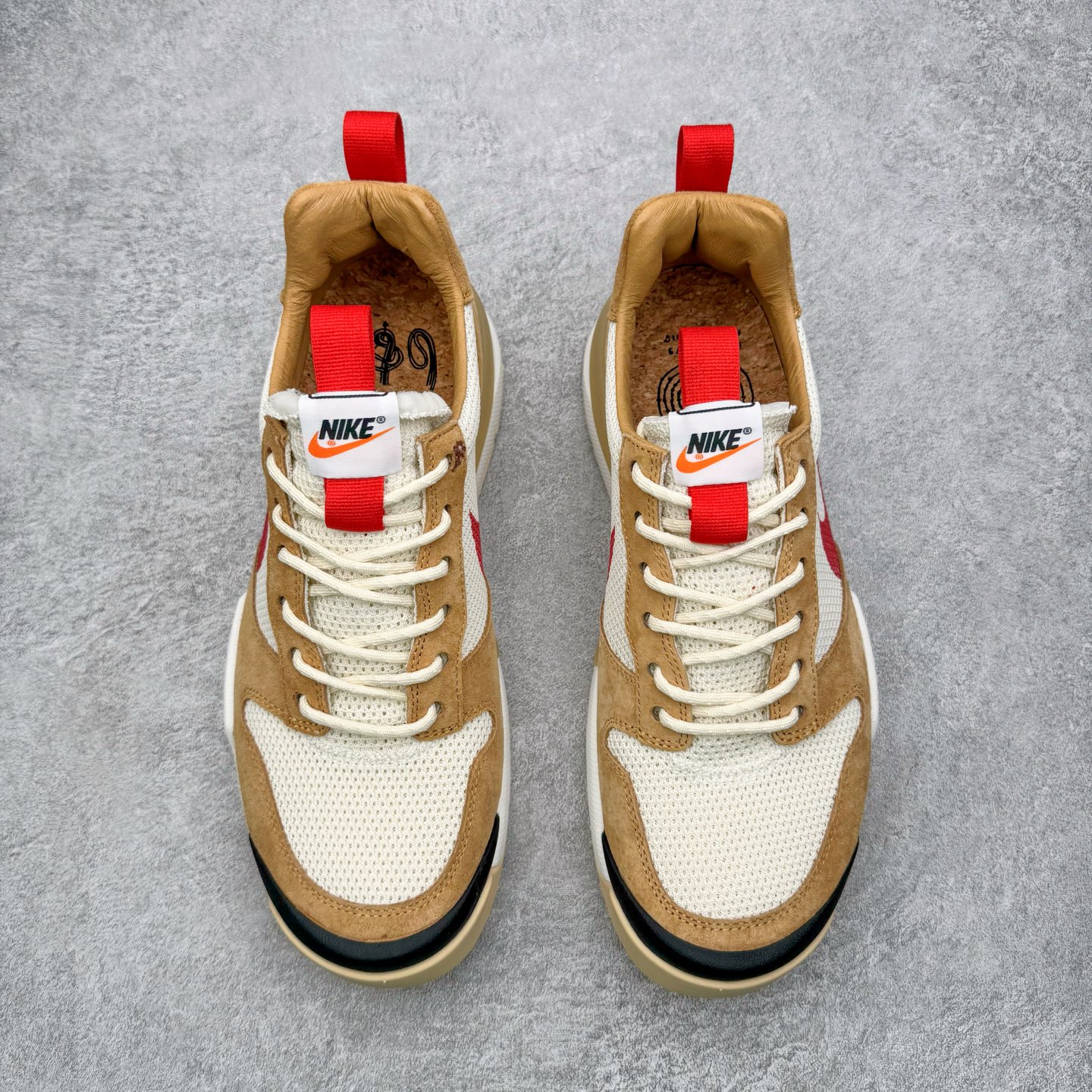 图片[2]-＃GX纯原 Tom Sachs x NK Craft Mars Yard Shoe 3.0舒适百搭防滑耐磨低帮生活休闲鞋 宇航员联名 米棕色 IF2885-100 鞋身设计各位都已经很熟悉了，整体依然采用网眼打造，搭配棕色麂皮拼接打造，侧面赋予红色Swoosh点缀。辨识度拉满！此外经典的鞋舌/后跟红色警示提环元素也得以保留，与Swoosh完美呼应。鞋身相比于2.0本次对鞋身功能性进行了不少升级，包含前后TPU支撑、中底碳纤维板等等。鞋舌内侧标签部分带有Tom Sachs签名以及3.0等字样，表面鞋款特殊身份。鞋垫部分也带有特殊的细节图案，依然是熟悉的手绘风格。实拍调校N版已经零色差零失真 百分百还原实物色彩所见即所得 不存在货不对板色差等低级问题 选购参考实物拍摄 不混卖不参货 只用心做好货严格选品 承诺混一赔十 尺码：40 40.5 41 42 42.5 43 44 44.5 45 46 47.5-选品中心