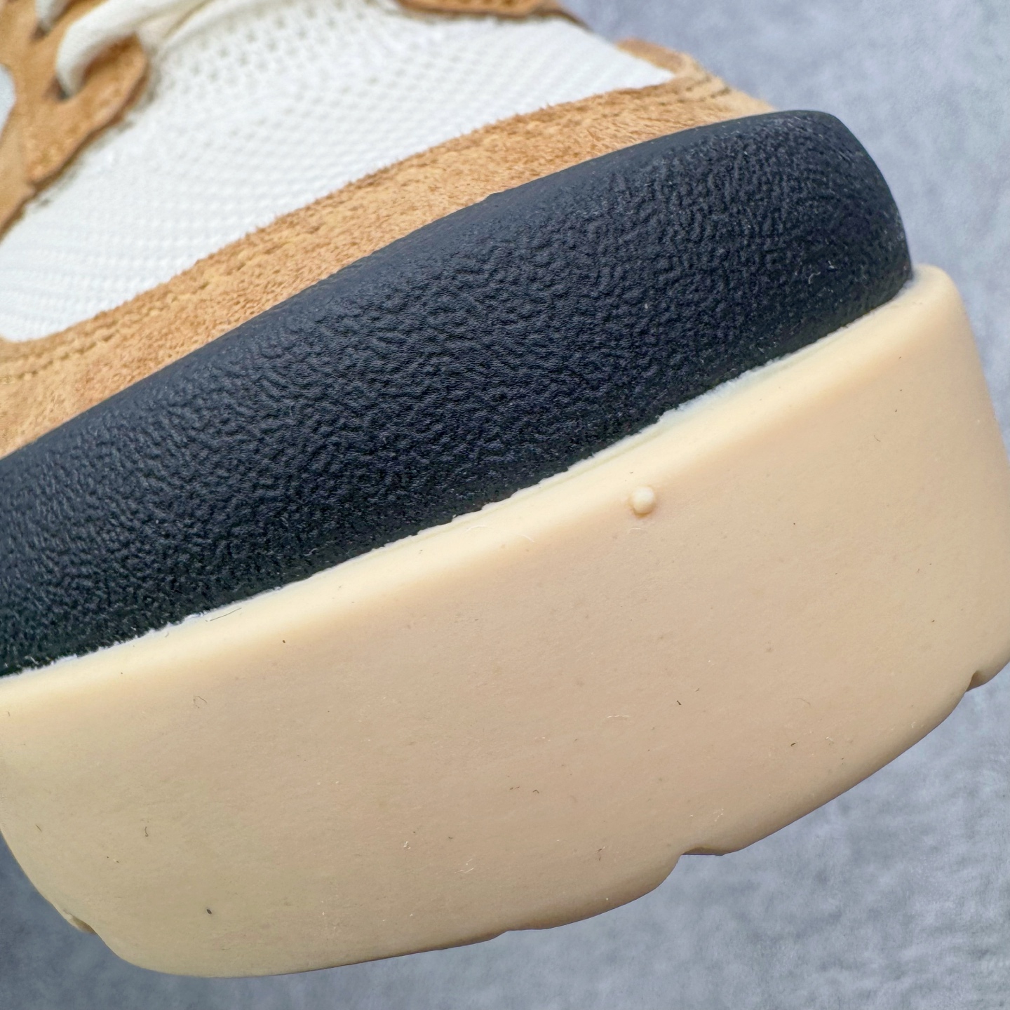 图片[10]-＃GX纯原 Tom Sachs x NK Craft Mars Yard Shoe 3.0舒适百搭防滑耐磨低帮生活休闲鞋 宇航员联名 米棕色 IF2885-100 鞋身设计各位都已经很熟悉了，整体依然采用网眼打造，搭配棕色麂皮拼接打造，侧面赋予红色Swoosh点缀。辨识度拉满！此外经典的鞋舌/后跟红色警示提环元素也得以保留，与Swoosh完美呼应。鞋身相比于2.0本次对鞋身功能性进行了不少升级，包含前后TPU支撑、中底碳纤维板等等。鞋舌内侧标签部分带有Tom Sachs签名以及3.0等字样，表面鞋款特殊身份。鞋垫部分也带有特殊的细节图案，依然是熟悉的手绘风格。实拍调校N版已经零色差零失真 百分百还原实物色彩所见即所得 不存在货不对板色差等低级问题 选购参考实物拍摄 不混卖不参货 只用心做好货严格选品 承诺混一赔十 尺码：40 40.5 41 42 42.5 43 44 44.5 45 46 47.5-选品中心