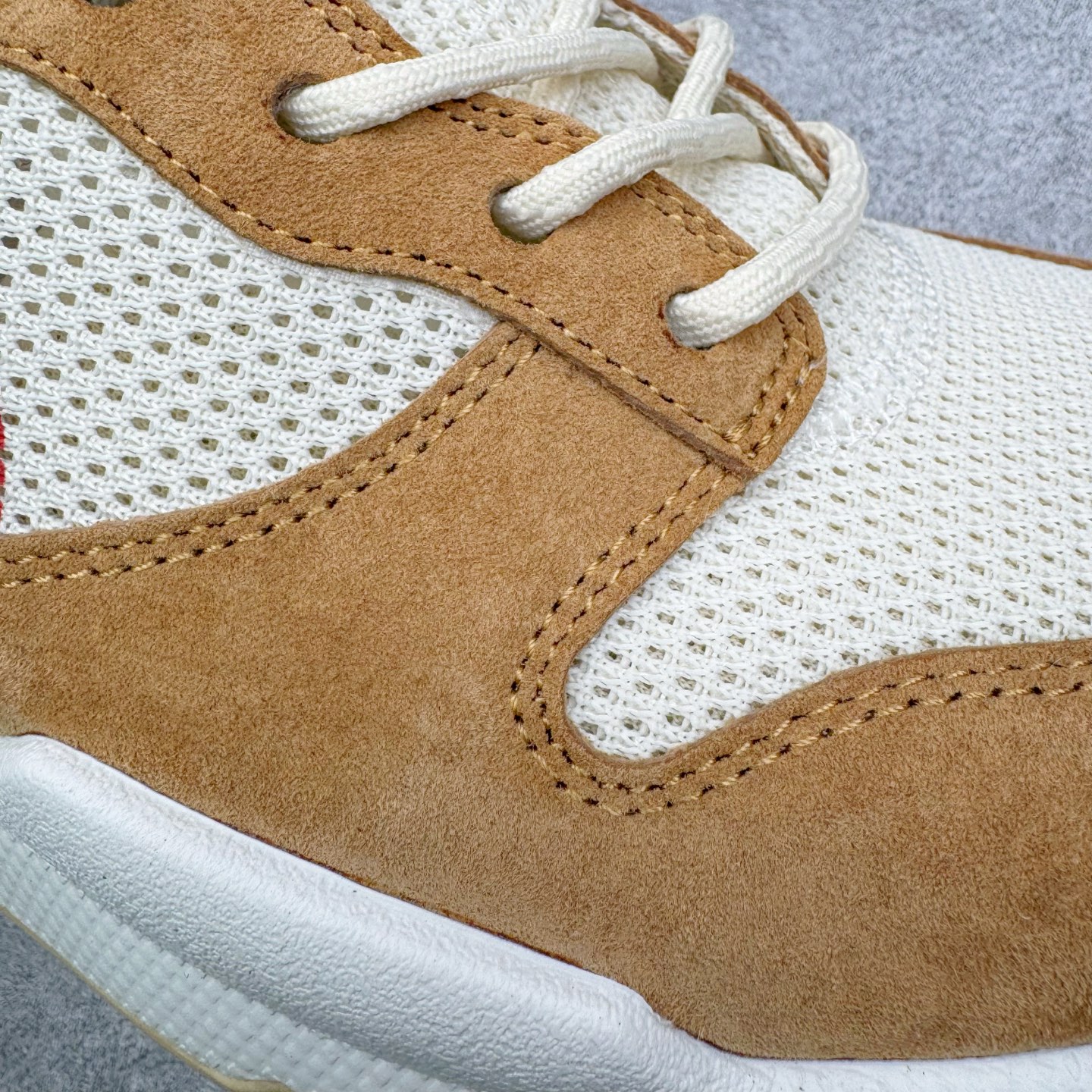 图片[20]-＃GX纯原 Tom Sachs x NK Craft Mars Yard Shoe 3.0舒适百搭防滑耐磨低帮生活休闲鞋 宇航员联名 米棕色 IF2885-100 鞋身设计各位都已经很熟悉了，整体依然采用网眼打造，搭配棕色麂皮拼接打造，侧面赋予红色Swoosh点缀。辨识度拉满！此外经典的鞋舌/后跟红色警示提环元素也得以保留，与Swoosh完美呼应。鞋身相比于2.0本次对鞋身功能性进行了不少升级，包含前后TPU支撑、中底碳纤维板等等。鞋舌内侧标签部分带有Tom Sachs签名以及3.0等字样，表面鞋款特殊身份。鞋垫部分也带有特殊的细节图案，依然是熟悉的手绘风格。实拍调校N版已经零色差零失真 百分百还原实物色彩所见即所得 不存在货不对板色差等低级问题 选购参考实物拍摄 不混卖不参货 只用心做好货严格选品 承诺混一赔十 尺码：40 40.5 41 42 42.5 43 44 44.5 45 46 47.5-选品中心