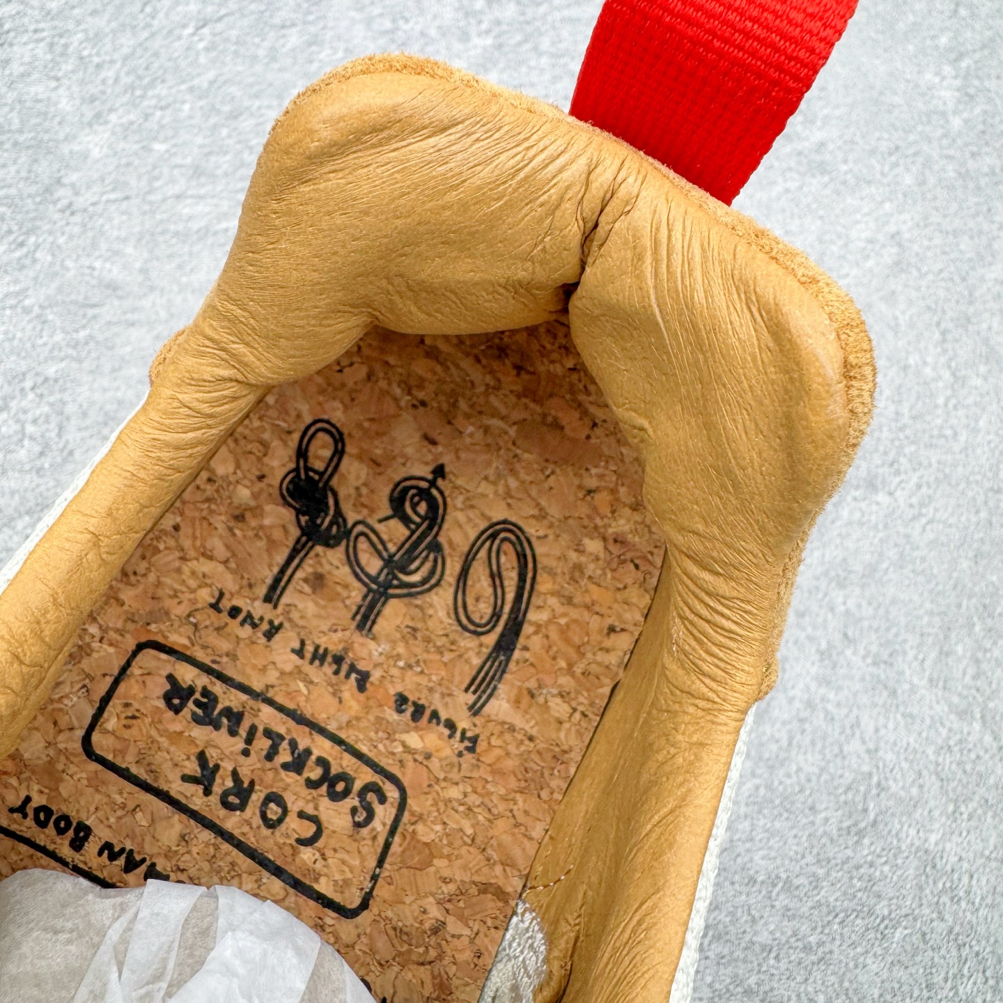 图片[15]-＃GX纯原 Tom Sachs x NK Craft Mars Yard Shoe 3.0舒适百搭防滑耐磨低帮生活休闲鞋 宇航员联名 米棕色 IF2885-100 鞋身设计各位都已经很熟悉了，整体依然采用网眼打造，搭配棕色麂皮拼接打造，侧面赋予红色Swoosh点缀。辨识度拉满！此外经典的鞋舌/后跟红色警示提环元素也得以保留，与Swoosh完美呼应。鞋身相比于2.0本次对鞋身功能性进行了不少升级，包含前后TPU支撑、中底碳纤维板等等。鞋舌内侧标签部分带有Tom Sachs签名以及3.0等字样，表面鞋款特殊身份。鞋垫部分也带有特殊的细节图案，依然是熟悉的手绘风格。实拍调校N版已经零色差零失真 百分百还原实物色彩所见即所得 不存在货不对板色差等低级问题 选购参考实物拍摄 不混卖不参货 只用心做好货严格选品 承诺混一赔十 尺码：40 40.5 41 42 42.5 43 44 44.5 45 46 47.5-选品中心