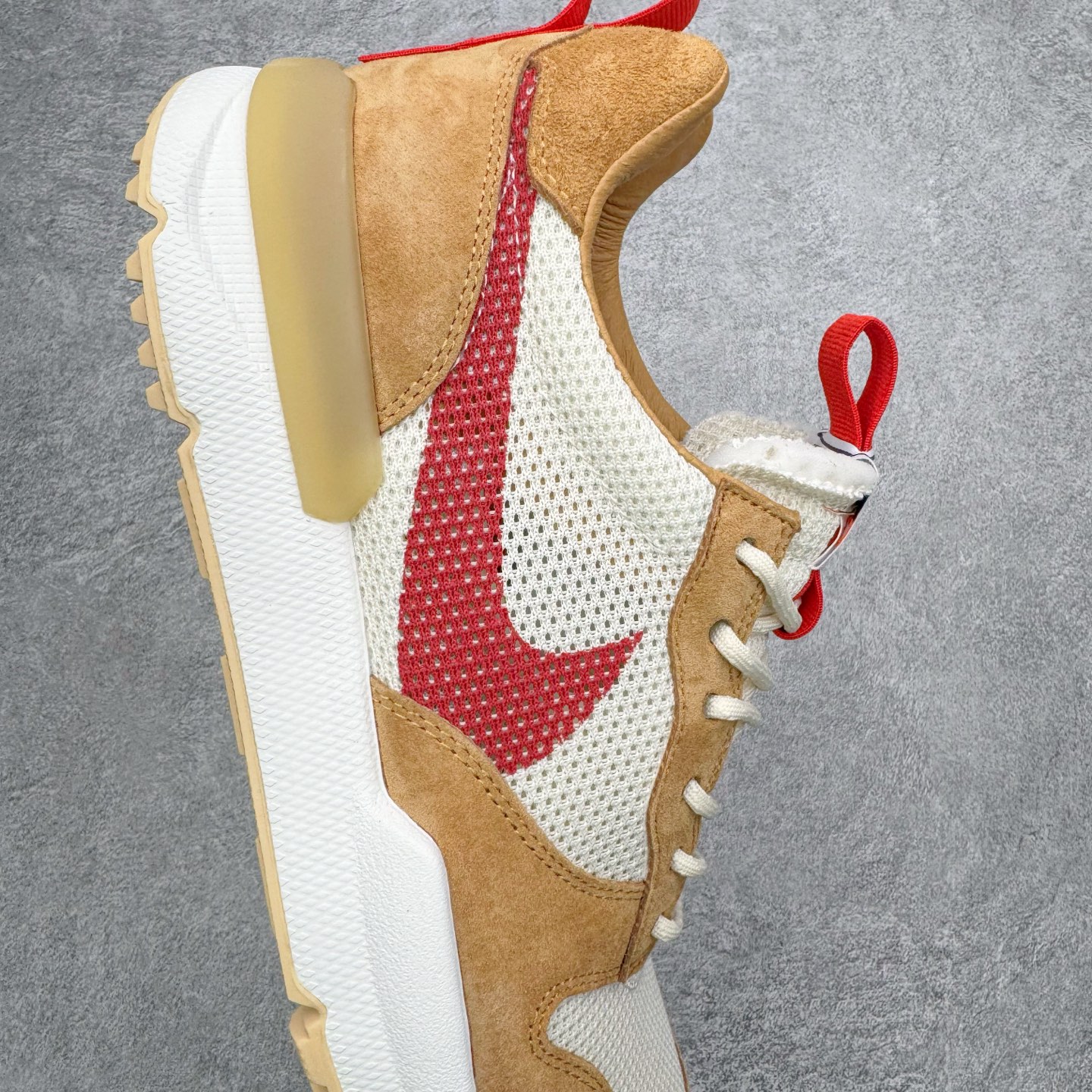 图片[6]-＃GX纯原 Tom Sachs x NK Craft Mars Yard Shoe 3.0舒适百搭防滑耐磨低帮生活休闲鞋 宇航员联名 米棕色 IF2885-100 鞋身设计各位都已经很熟悉了，整体依然采用网眼打造，搭配棕色麂皮拼接打造，侧面赋予红色Swoosh点缀。辨识度拉满！此外经典的鞋舌/后跟红色警示提环元素也得以保留，与Swoosh完美呼应。鞋身相比于2.0本次对鞋身功能性进行了不少升级，包含前后TPU支撑、中底碳纤维板等等。鞋舌内侧标签部分带有Tom Sachs签名以及3.0等字样，表面鞋款特殊身份。鞋垫部分也带有特殊的细节图案，依然是熟悉的手绘风格。实拍调校N版已经零色差零失真 百分百还原实物色彩所见即所得 不存在货不对板色差等低级问题 选购参考实物拍摄 不混卖不参货 只用心做好货严格选品 承诺混一赔十 尺码：40 40.5 41 42 42.5 43 44 44.5 45 46 47.5-选品中心