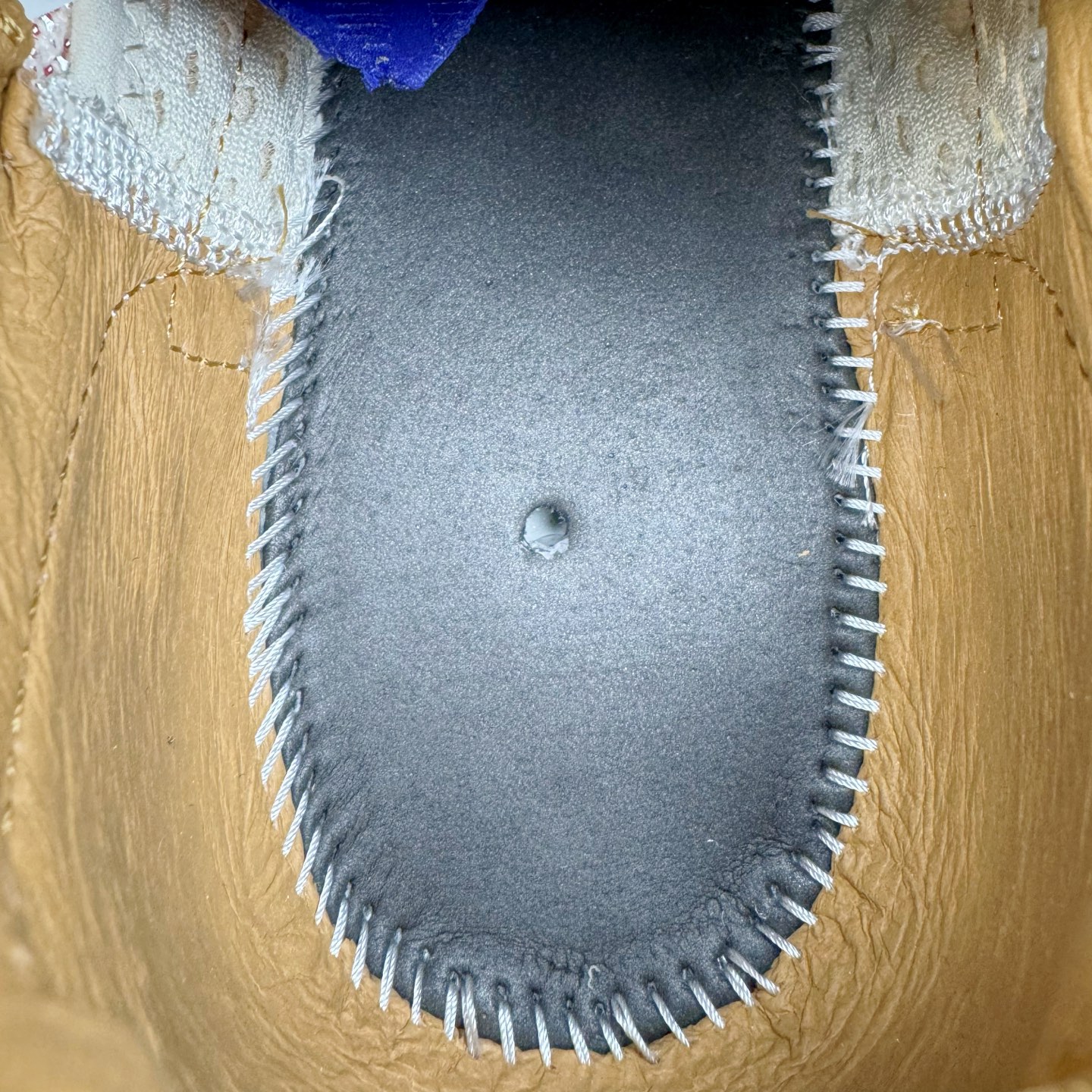 图片[12]-＃GX纯原 Tom Sachs x NK Craft Mars Yard Shoe 3.0舒适百搭防滑耐磨低帮生活休闲鞋 宇航员联名 米棕色 IF2885-100 鞋身设计各位都已经很熟悉了，整体依然采用网眼打造，搭配棕色麂皮拼接打造，侧面赋予红色Swoosh点缀。辨识度拉满！此外经典的鞋舌/后跟红色警示提环元素也得以保留，与Swoosh完美呼应。鞋身相比于2.0本次对鞋身功能性进行了不少升级，包含前后TPU支撑、中底碳纤维板等等。鞋舌内侧标签部分带有Tom Sachs签名以及3.0等字样，表面鞋款特殊身份。鞋垫部分也带有特殊的细节图案，依然是熟悉的手绘风格。实拍调校N版已经零色差零失真 百分百还原实物色彩所见即所得 不存在货不对板色差等低级问题 选购参考实物拍摄 不混卖不参货 只用心做好货严格选品 承诺混一赔十 尺码：40 40.5 41 42 42.5 43 44 44.5 45 46 47.5-选品中心