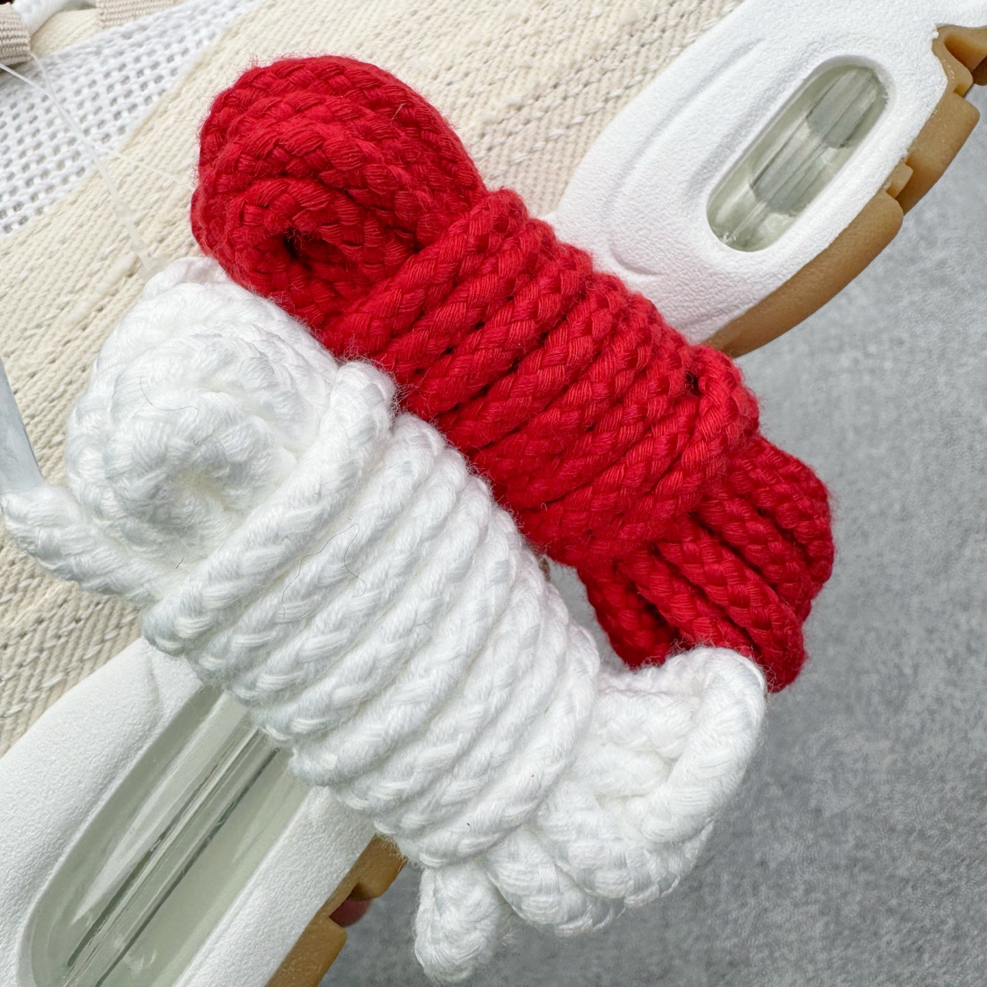 图片[15]-＃KZ神版 Levi\’s x NK Air Max 95 “White and Ecru”舒适耐磨 低帮跑步鞋 男女同款 李维斯联名米色 HM4743-100 亲自操刀耗时半年开发 重金购买全套印尼原厂纸板楦头开发 2025官方主推系列 致敬诞生30周年的传奇鞋型 Air Max 95 系列再度重磅复刻归来 以全新配色续写光辉历史 更以现代手法重塑经典 将复古风格与前沿科技完美融合 一比一鞋头弧度高度鞋身弧度 东莞原厂模具大底 一码一模 原厂高韧性Tpu 独家供应45.5 48.5 原厂特供同批次皮料与Zp零色差 原厂特供内外标均可过绿X扫描认证 独家原装Big Bubble气垫 气垫体积更大 提供更强的缓震性能和回弹性 进口玻璃冲刀皮料裁剪零毛边 电脑针车工艺 鞋面不留荧光细节 平台可冲 超高鞋面清洁度 最高QC检验标准 控制溢胶瑕疵 每一双都是工艺品 实拍调校N版已经零色差零失真 百分百还原实物色彩所见即所得 不存在货不对板色差等低级问题 选购参考实物拍摄 不混卖不参货 只用心做好货严格选品 承诺混一赔十 尺码：35.5 36 36.5 37.5 38 38.5 39 40 40.5 41 42 42.5 43 44 44.5 45 45.5 46 47.5 48.5-选品中心