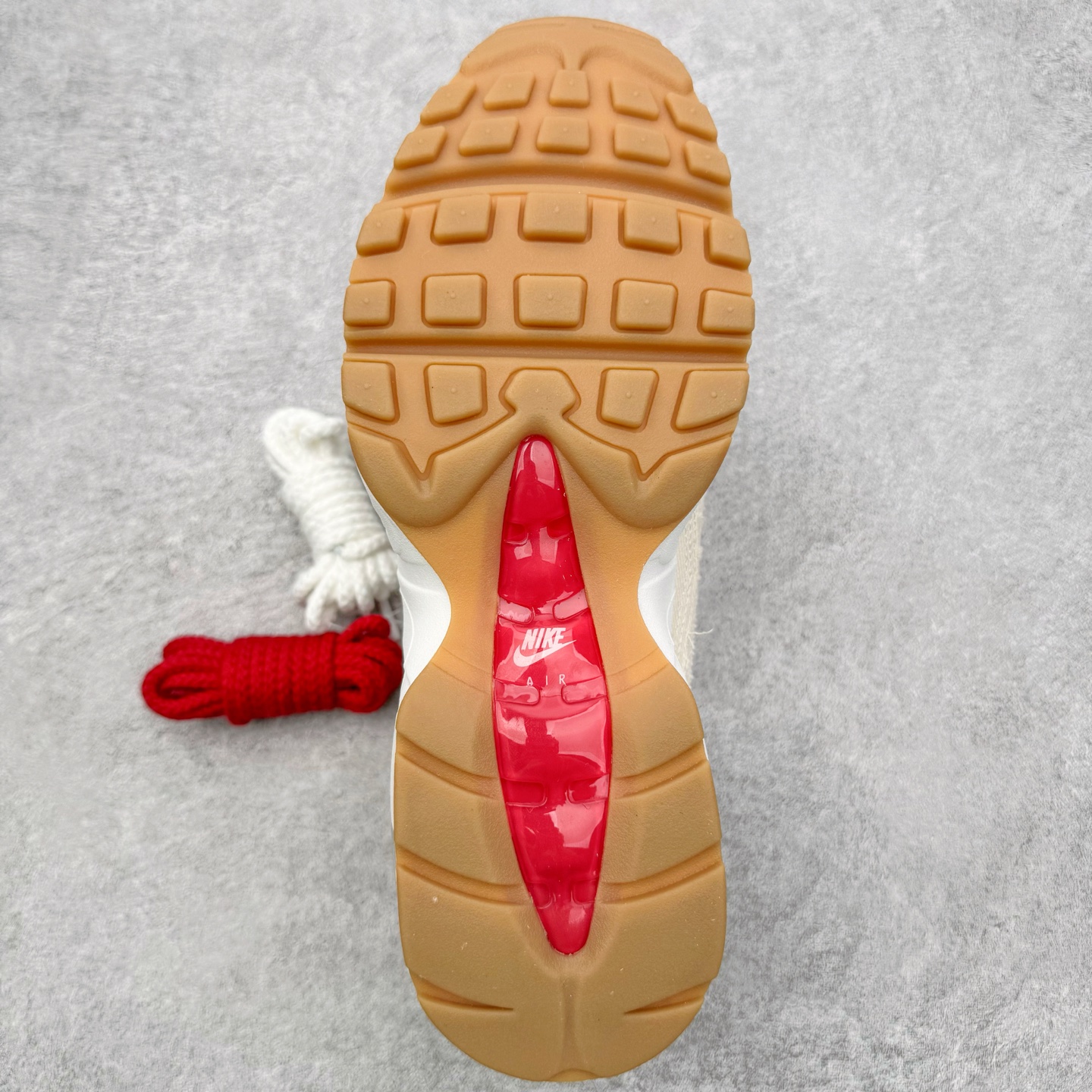 图片[9]-＃KZ神版 Levi\’s x NK Air Max 95 “White and Ecru”舒适耐磨 低帮跑步鞋 男女同款 李维斯联名米色 HM4743-100 亲自操刀耗时半年开发 重金购买全套印尼原厂纸板楦头开发 2025官方主推系列 致敬诞生30周年的传奇鞋型 Air Max 95 系列再度重磅复刻归来 以全新配色续写光辉历史 更以现代手法重塑经典 将复古风格与前沿科技完美融合 一比一鞋头弧度高度鞋身弧度 东莞原厂模具大底 一码一模 原厂高韧性Tpu 独家供应45.5 48.5 原厂特供同批次皮料与Zp零色差 原厂特供内外标均可过绿X扫描认证 独家原装Big Bubble气垫 气垫体积更大 提供更强的缓震性能和回弹性 进口玻璃冲刀皮料裁剪零毛边 电脑针车工艺 鞋面不留荧光细节 平台可冲 超高鞋面清洁度 最高QC检验标准 控制溢胶瑕疵 每一双都是工艺品 实拍调校N版已经零色差零失真 百分百还原实物色彩所见即所得 不存在货不对板色差等低级问题 选购参考实物拍摄 不混卖不参货 只用心做好货严格选品 承诺混一赔十 尺码：35.5 36 36.5 37.5 38 38.5 39 40 40.5 41 42 42.5 43 44 44.5 45 45.5 46 47.5 48.5-选品中心