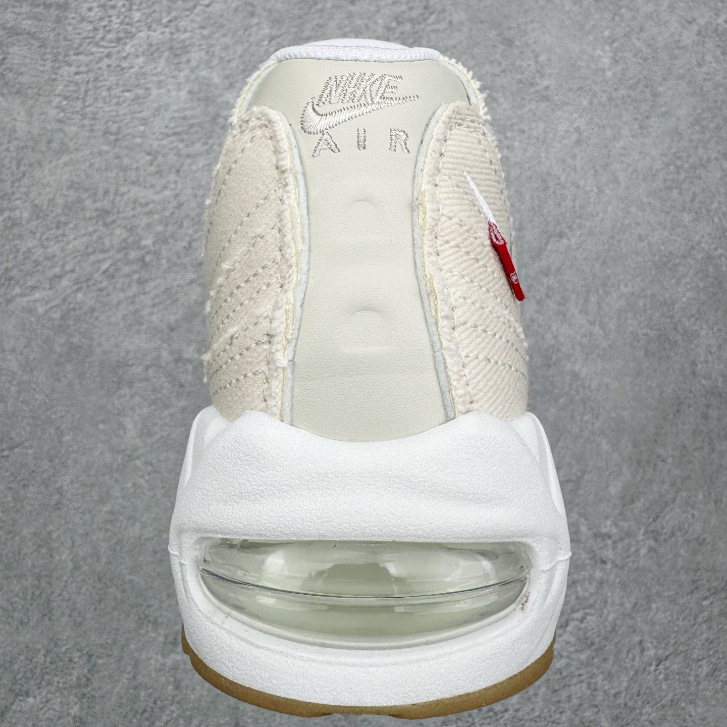 图片[8]-＃KZ神版 Levi\’s x NK Air Max 95 “White and Ecru”舒适耐磨 低帮跑步鞋 男女同款 李维斯联名米色 HM4743-100 亲自操刀耗时半年开发 重金购买全套印尼原厂纸板楦头开发 2025官方主推系列 致敬诞生30周年的传奇鞋型 Air Max 95 系列再度重磅复刻归来 以全新配色续写光辉历史 更以现代手法重塑经典 将复古风格与前沿科技完美融合 一比一鞋头弧度高度鞋身弧度 东莞原厂模具大底 一码一模 原厂高韧性Tpu 独家供应45.5 48.5 原厂特供同批次皮料与Zp零色差 原厂特供内外标均可过绿X扫描认证 独家原装Big Bubble气垫 气垫体积更大 提供更强的缓震性能和回弹性 进口玻璃冲刀皮料裁剪零毛边 电脑针车工艺 鞋面不留荧光细节 平台可冲 超高鞋面清洁度 最高QC检验标准 控制溢胶瑕疵 每一双都是工艺品 实拍调校N版已经零色差零失真 百分百还原实物色彩所见即所得 不存在货不对板色差等低级问题 选购参考实物拍摄 不混卖不参货 只用心做好货严格选品 承诺混一赔十 尺码：35.5 36 36.5 37.5 38 38.5 39 40 40.5 41 42 42.5 43 44 44.5 45 45.5 46 47.5 48.5-选品中心