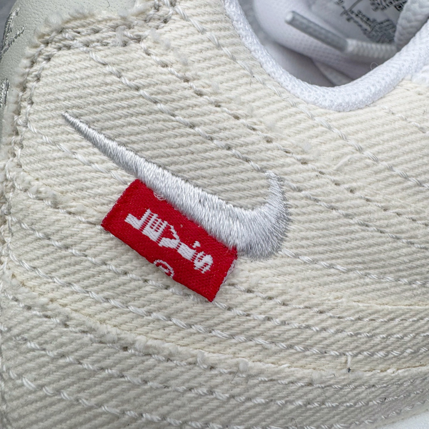 图片[18]-＃KZ神版 Levi\’s x NK Air Max 95 “White and Ecru”舒适耐磨 低帮跑步鞋 男女同款 李维斯联名米色 HM4743-100 亲自操刀耗时半年开发 重金购买全套印尼原厂纸板楦头开发 2025官方主推系列 致敬诞生30周年的传奇鞋型 Air Max 95 系列再度重磅复刻归来 以全新配色续写光辉历史 更以现代手法重塑经典 将复古风格与前沿科技完美融合 一比一鞋头弧度高度鞋身弧度 东莞原厂模具大底 一码一模 原厂高韧性Tpu 独家供应45.5 48.5 原厂特供同批次皮料与Zp零色差 原厂特供内外标均可过绿X扫描认证 独家原装Big Bubble气垫 气垫体积更大 提供更强的缓震性能和回弹性 进口玻璃冲刀皮料裁剪零毛边 电脑针车工艺 鞋面不留荧光细节 平台可冲 超高鞋面清洁度 最高QC检验标准 控制溢胶瑕疵 每一双都是工艺品 实拍调校N版已经零色差零失真 百分百还原实物色彩所见即所得 不存在货不对板色差等低级问题 选购参考实物拍摄 不混卖不参货 只用心做好货严格选品 承诺混一赔十 尺码：35.5 36 36.5 37.5 38 38.5 39 40 40.5 41 42 42.5 43 44 44.5 45 45.5 46 47.5 48.5-选品中心