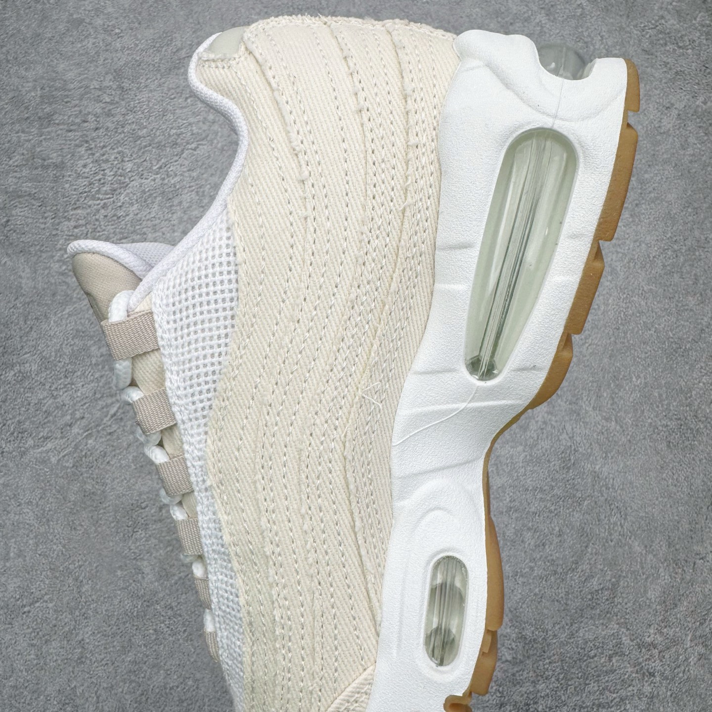 图片[7]-＃KZ神版 Levi\’s x NK Air Max 95 “White and Ecru”舒适耐磨 低帮跑步鞋 男女同款 李维斯联名米色 HM4743-100 亲自操刀耗时半年开发 重金购买全套印尼原厂纸板楦头开发 2025官方主推系列 致敬诞生30周年的传奇鞋型 Air Max 95 系列再度重磅复刻归来 以全新配色续写光辉历史 更以现代手法重塑经典 将复古风格与前沿科技完美融合 一比一鞋头弧度高度鞋身弧度 东莞原厂模具大底 一码一模 原厂高韧性Tpu 独家供应45.5 48.5 原厂特供同批次皮料与Zp零色差 原厂特供内外标均可过绿X扫描认证 独家原装Big Bubble气垫 气垫体积更大 提供更强的缓震性能和回弹性 进口玻璃冲刀皮料裁剪零毛边 电脑针车工艺 鞋面不留荧光细节 平台可冲 超高鞋面清洁度 最高QC检验标准 控制溢胶瑕疵 每一双都是工艺品 实拍调校N版已经零色差零失真 百分百还原实物色彩所见即所得 不存在货不对板色差等低级问题 选购参考实物拍摄 不混卖不参货 只用心做好货严格选品 承诺混一赔十 尺码：35.5 36 36.5 37.5 38 38.5 39 40 40.5 41 42 42.5 43 44 44.5 45 45.5 46 47.5 48.5-选品中心