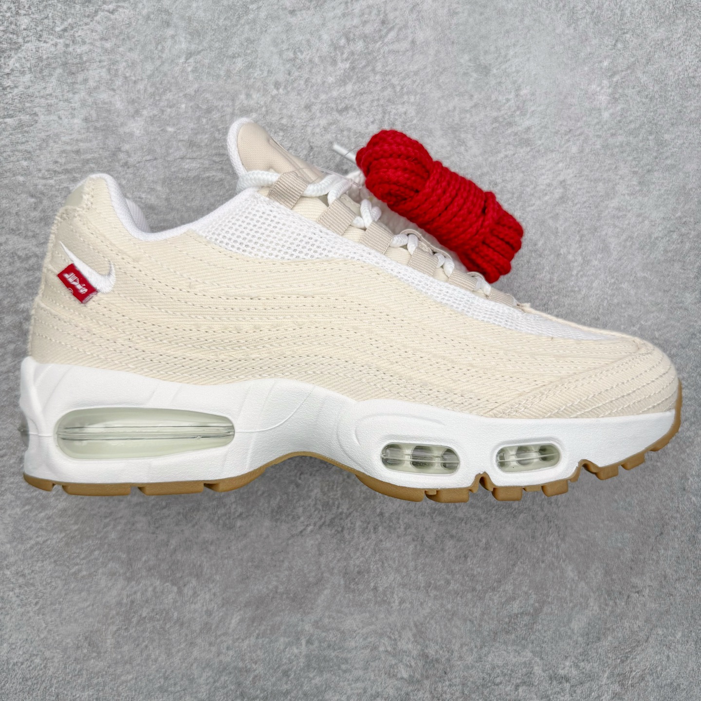 ＃KZ神版 Levi\’s x NK Air Max 95 “White and Ecru”舒适耐磨 低帮跑步鞋 男女同款 李维斯联名米色 HM4743-100 亲自操刀耗时半年开发 重金购买全套印尼原厂纸板楦头开发 2025官方主推系列 致敬诞生30周年的传奇鞋型 Air Max 95 系列再度重磅复刻归来 以全新配色续写光辉历史 更以现代手法重塑经典 将复古风格与前沿科技完美融合 一比一鞋头弧度高度鞋身弧度 东莞原厂模具大底 一码一模 原厂高韧性Tpu 独家供应45.5 48.5 原厂特供同批次皮料与Zp零色差 原厂特供内外标均可过绿X扫描认证 独家原装Big Bubble气垫 气垫体积更大 提供更强的缓震性能和回弹性 进口玻璃冲刀皮料裁剪零毛边 电脑针车工艺 鞋面不留荧光细节 平台可冲 超高鞋面清洁度 最高QC检验标准 控制溢胶瑕疵 每一双都是工艺品 实拍调校N版已经零色差零失真 百分百还原实物色彩所见即所得 不存在货不对板色差等低级问题 选购参考实物拍摄 不混卖不参货 只用心做好货严格选品 承诺混一赔十 尺码：35.5 36 36.5 37.5 38 38.5 39 40 40.5 41 42 42.5 43 44 44.5 45 45.5 46 47.5 48.5-选品中心