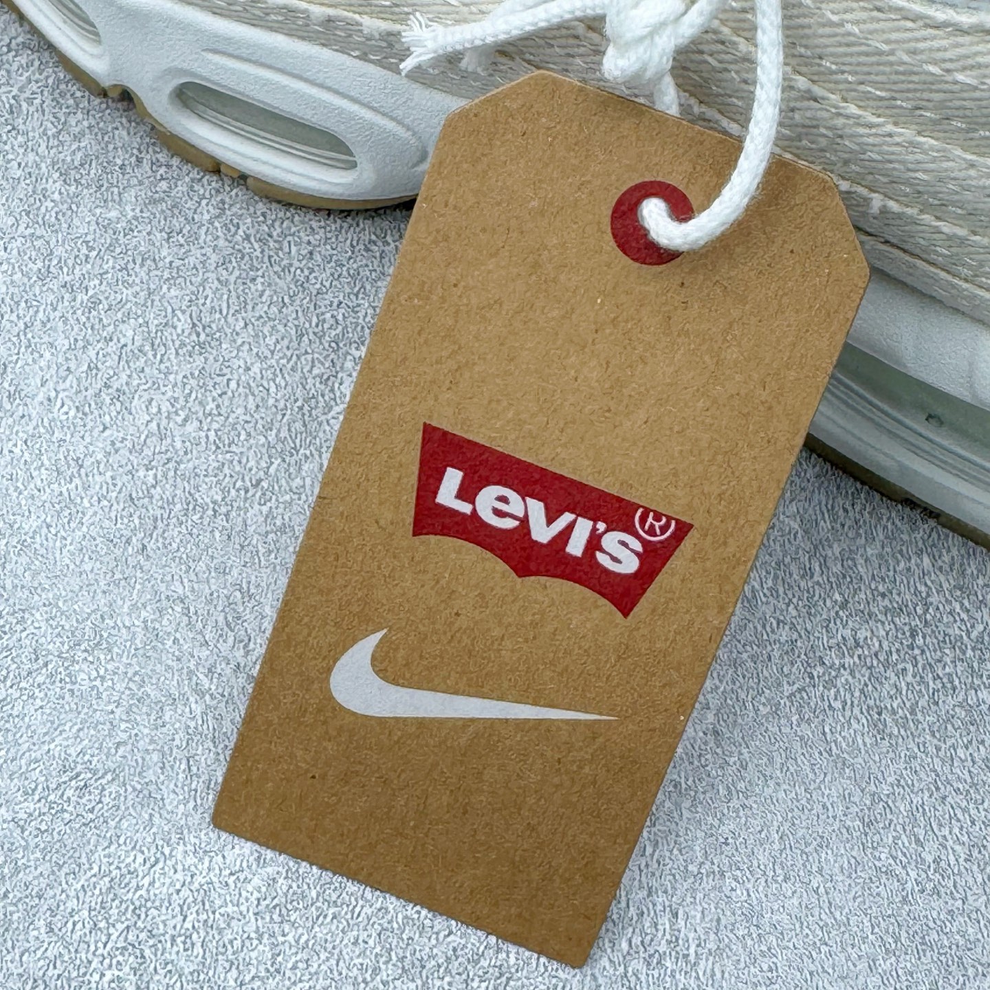 图片[10]-＃KZ神版 Levi\’s x NK Air Max 95 “White and Ecru”舒适耐磨 低帮跑步鞋 男女同款 李维斯联名米色 HM4743-100 亲自操刀耗时半年开发 重金购买全套印尼原厂纸板楦头开发 2025官方主推系列 致敬诞生30周年的传奇鞋型 Air Max 95 系列再度重磅复刻归来 以全新配色续写光辉历史 更以现代手法重塑经典 将复古风格与前沿科技完美融合 一比一鞋头弧度高度鞋身弧度 东莞原厂模具大底 一码一模 原厂高韧性Tpu 独家供应45.5 48.5 原厂特供同批次皮料与Zp零色差 原厂特供内外标均可过绿X扫描认证 独家原装Big Bubble气垫 气垫体积更大 提供更强的缓震性能和回弹性 进口玻璃冲刀皮料裁剪零毛边 电脑针车工艺 鞋面不留荧光细节 平台可冲 超高鞋面清洁度 最高QC检验标准 控制溢胶瑕疵 每一双都是工艺品 实拍调校N版已经零色差零失真 百分百还原实物色彩所见即所得 不存在货不对板色差等低级问题 选购参考实物拍摄 不混卖不参货 只用心做好货严格选品 承诺混一赔十 尺码：35.5 36 36.5 37.5 38 38.5 39 40 40.5 41 42 42.5 43 44 44.5 45 45.5 46 47.5 48.5-选品中心