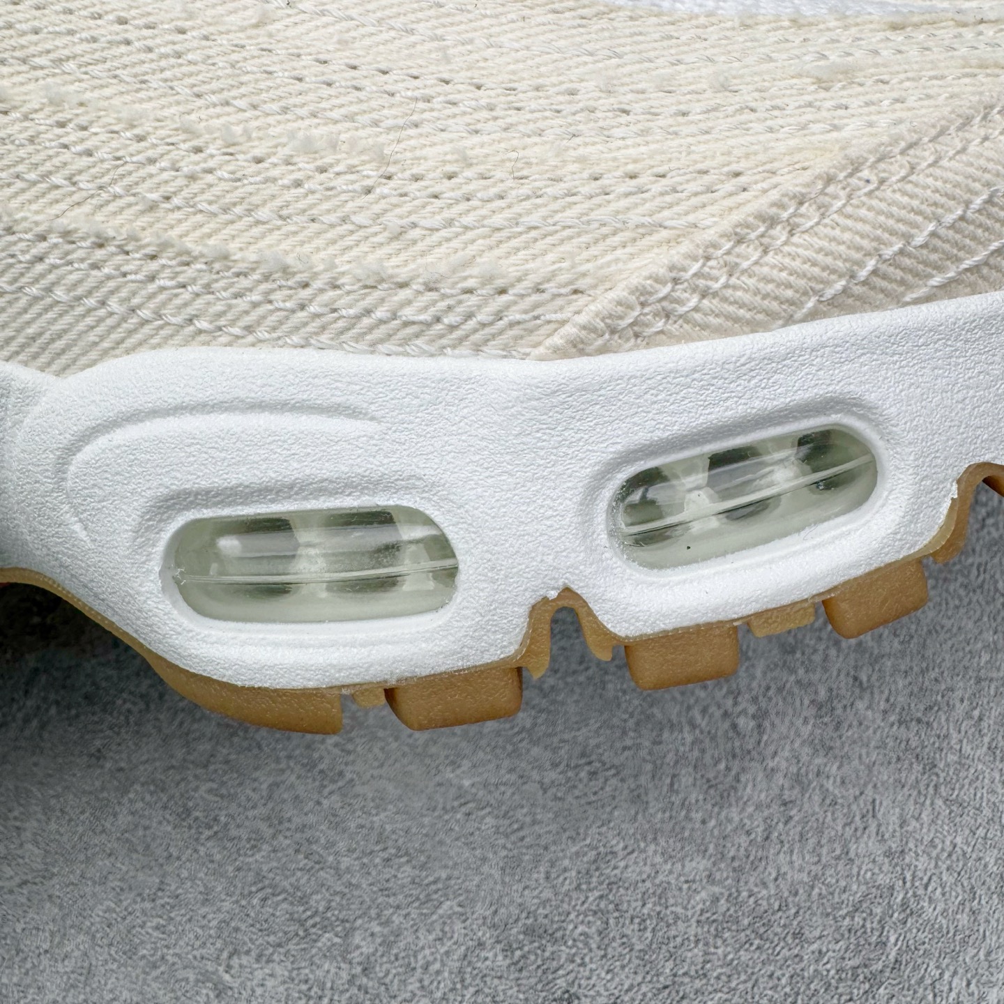 图片[21]-＃KZ神版 Levi\’s x NK Air Max 95 “White and Ecru”舒适耐磨 低帮跑步鞋 男女同款 李维斯联名米色 HM4743-100 亲自操刀耗时半年开发 重金购买全套印尼原厂纸板楦头开发 2025官方主推系列 致敬诞生30周年的传奇鞋型 Air Max 95 系列再度重磅复刻归来 以全新配色续写光辉历史 更以现代手法重塑经典 将复古风格与前沿科技完美融合 一比一鞋头弧度高度鞋身弧度 东莞原厂模具大底 一码一模 原厂高韧性Tpu 独家供应45.5 48.5 原厂特供同批次皮料与Zp零色差 原厂特供内外标均可过绿X扫描认证 独家原装Big Bubble气垫 气垫体积更大 提供更强的缓震性能和回弹性 进口玻璃冲刀皮料裁剪零毛边 电脑针车工艺 鞋面不留荧光细节 平台可冲 超高鞋面清洁度 最高QC检验标准 控制溢胶瑕疵 每一双都是工艺品 实拍调校N版已经零色差零失真 百分百还原实物色彩所见即所得 不存在货不对板色差等低级问题 选购参考实物拍摄 不混卖不参货 只用心做好货严格选品 承诺混一赔十 尺码：35.5 36 36.5 37.5 38 38.5 39 40 40.5 41 42 42.5 43 44 44.5 45 45.5 46 47.5 48.5-选品中心