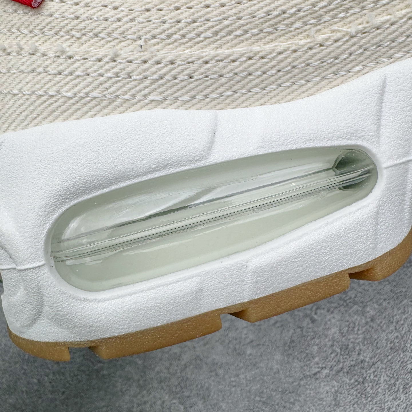 图片[20]-＃KZ神版 Levi\’s x NK Air Max 95 “White and Ecru”舒适耐磨 低帮跑步鞋 男女同款 李维斯联名米色 HM4743-100 亲自操刀耗时半年开发 重金购买全套印尼原厂纸板楦头开发 2025官方主推系列 致敬诞生30周年的传奇鞋型 Air Max 95 系列再度重磅复刻归来 以全新配色续写光辉历史 更以现代手法重塑经典 将复古风格与前沿科技完美融合 一比一鞋头弧度高度鞋身弧度 东莞原厂模具大底 一码一模 原厂高韧性Tpu 独家供应45.5 48.5 原厂特供同批次皮料与Zp零色差 原厂特供内外标均可过绿X扫描认证 独家原装Big Bubble气垫 气垫体积更大 提供更强的缓震性能和回弹性 进口玻璃冲刀皮料裁剪零毛边 电脑针车工艺 鞋面不留荧光细节 平台可冲 超高鞋面清洁度 最高QC检验标准 控制溢胶瑕疵 每一双都是工艺品 实拍调校N版已经零色差零失真 百分百还原实物色彩所见即所得 不存在货不对板色差等低级问题 选购参考实物拍摄 不混卖不参货 只用心做好货严格选品 承诺混一赔十 尺码：35.5 36 36.5 37.5 38 38.5 39 40 40.5 41 42 42.5 43 44 44.5 45 45.5 46 47.5 48.5-选品中心