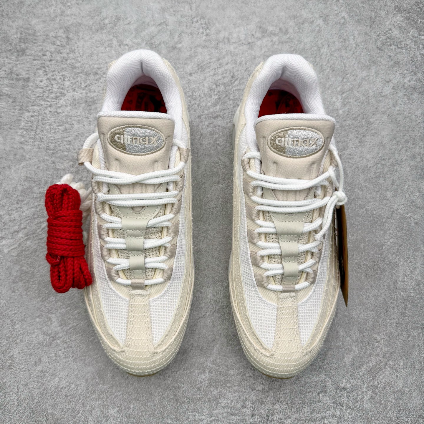 图片[2]-＃KZ神版 Levi\’s x NK Air Max 95 “White and Ecru”舒适耐磨 低帮跑步鞋 男女同款 李维斯联名米色 HM4743-100 亲自操刀耗时半年开发 重金购买全套印尼原厂纸板楦头开发 2025官方主推系列 致敬诞生30周年的传奇鞋型 Air Max 95 系列再度重磅复刻归来 以全新配色续写光辉历史 更以现代手法重塑经典 将复古风格与前沿科技完美融合 一比一鞋头弧度高度鞋身弧度 东莞原厂模具大底 一码一模 原厂高韧性Tpu 独家供应45.5 48.5 原厂特供同批次皮料与Zp零色差 原厂特供内外标均可过绿X扫描认证 独家原装Big Bubble气垫 气垫体积更大 提供更强的缓震性能和回弹性 进口玻璃冲刀皮料裁剪零毛边 电脑针车工艺 鞋面不留荧光细节 平台可冲 超高鞋面清洁度 最高QC检验标准 控制溢胶瑕疵 每一双都是工艺品 实拍调校N版已经零色差零失真 百分百还原实物色彩所见即所得 不存在货不对板色差等低级问题 选购参考实物拍摄 不混卖不参货 只用心做好货严格选品 承诺混一赔十 尺码：35.5 36 36.5 37.5 38 38.5 39 40 40.5 41 42 42.5 43 44 44.5 45 45.5 46 47.5 48.5-选品中心