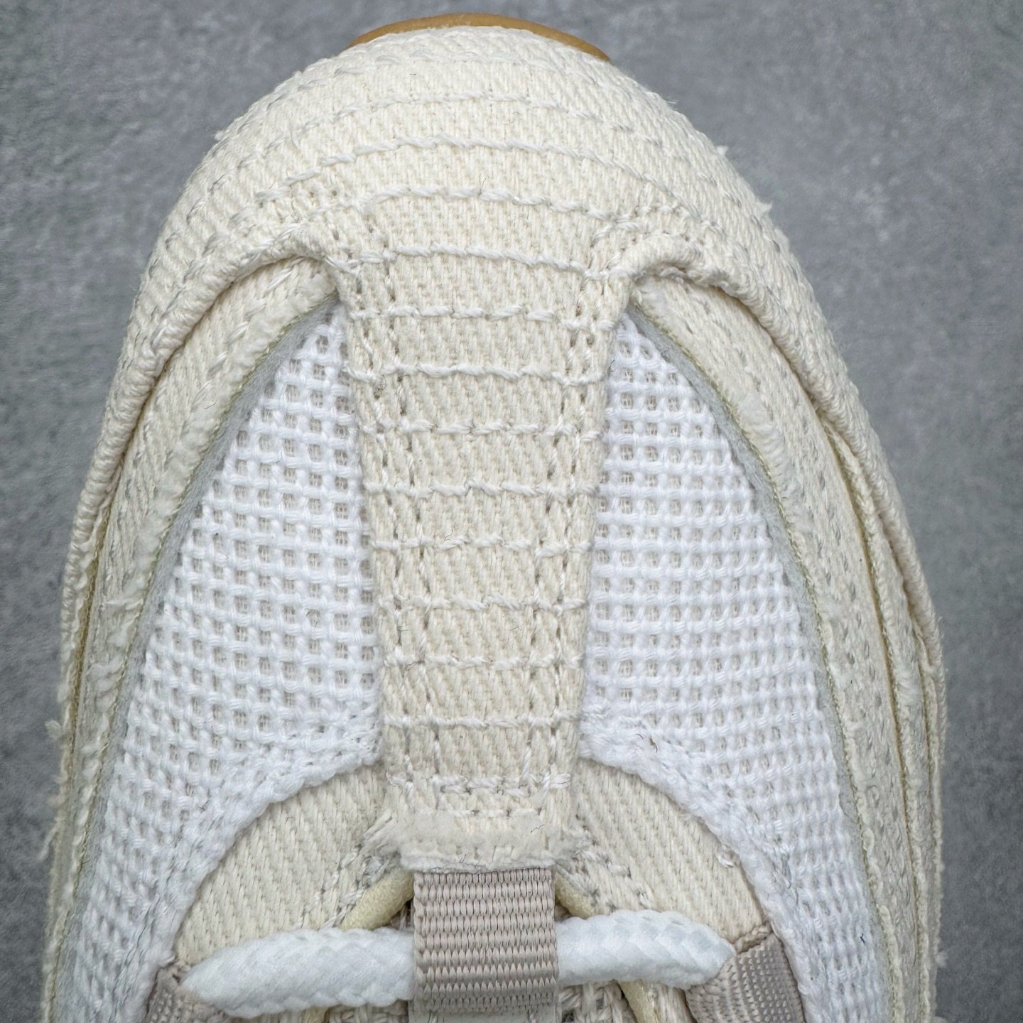 图片[16]-＃KZ神版 Levi\’s x NK Air Max 95 “White and Ecru”舒适耐磨 低帮跑步鞋 男女同款 李维斯联名米色 HM4743-100 亲自操刀耗时半年开发 重金购买全套印尼原厂纸板楦头开发 2025官方主推系列 致敬诞生30周年的传奇鞋型 Air Max 95 系列再度重磅复刻归来 以全新配色续写光辉历史 更以现代手法重塑经典 将复古风格与前沿科技完美融合 一比一鞋头弧度高度鞋身弧度 东莞原厂模具大底 一码一模 原厂高韧性Tpu 独家供应45.5 48.5 原厂特供同批次皮料与Zp零色差 原厂特供内外标均可过绿X扫描认证 独家原装Big Bubble气垫 气垫体积更大 提供更强的缓震性能和回弹性 进口玻璃冲刀皮料裁剪零毛边 电脑针车工艺 鞋面不留荧光细节 平台可冲 超高鞋面清洁度 最高QC检验标准 控制溢胶瑕疵 每一双都是工艺品 实拍调校N版已经零色差零失真 百分百还原实物色彩所见即所得 不存在货不对板色差等低级问题 选购参考实物拍摄 不混卖不参货 只用心做好货严格选品 承诺混一赔十 尺码：35.5 36 36.5 37.5 38 38.5 39 40 40.5 41 42 42.5 43 44 44.5 45 45.5 46 47.5 48.5-选品中心