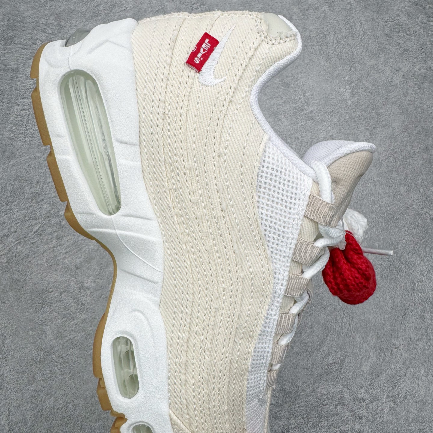 图片[6]-＃KZ神版 Levi\’s x NK Air Max 95 “White and Ecru”舒适耐磨 低帮跑步鞋 男女同款 李维斯联名米色 HM4743-100 亲自操刀耗时半年开发 重金购买全套印尼原厂纸板楦头开发 2025官方主推系列 致敬诞生30周年的传奇鞋型 Air Max 95 系列再度重磅复刻归来 以全新配色续写光辉历史 更以现代手法重塑经典 将复古风格与前沿科技完美融合 一比一鞋头弧度高度鞋身弧度 东莞原厂模具大底 一码一模 原厂高韧性Tpu 独家供应45.5 48.5 原厂特供同批次皮料与Zp零色差 原厂特供内外标均可过绿X扫描认证 独家原装Big Bubble气垫 气垫体积更大 提供更强的缓震性能和回弹性 进口玻璃冲刀皮料裁剪零毛边 电脑针车工艺 鞋面不留荧光细节 平台可冲 超高鞋面清洁度 最高QC检验标准 控制溢胶瑕疵 每一双都是工艺品 实拍调校N版已经零色差零失真 百分百还原实物色彩所见即所得 不存在货不对板色差等低级问题 选购参考实物拍摄 不混卖不参货 只用心做好货严格选品 承诺混一赔十 尺码：35.5 36 36.5 37.5 38 38.5 39 40 40.5 41 42 42.5 43 44 44.5 45 45.5 46 47.5 48.5-选品中心
